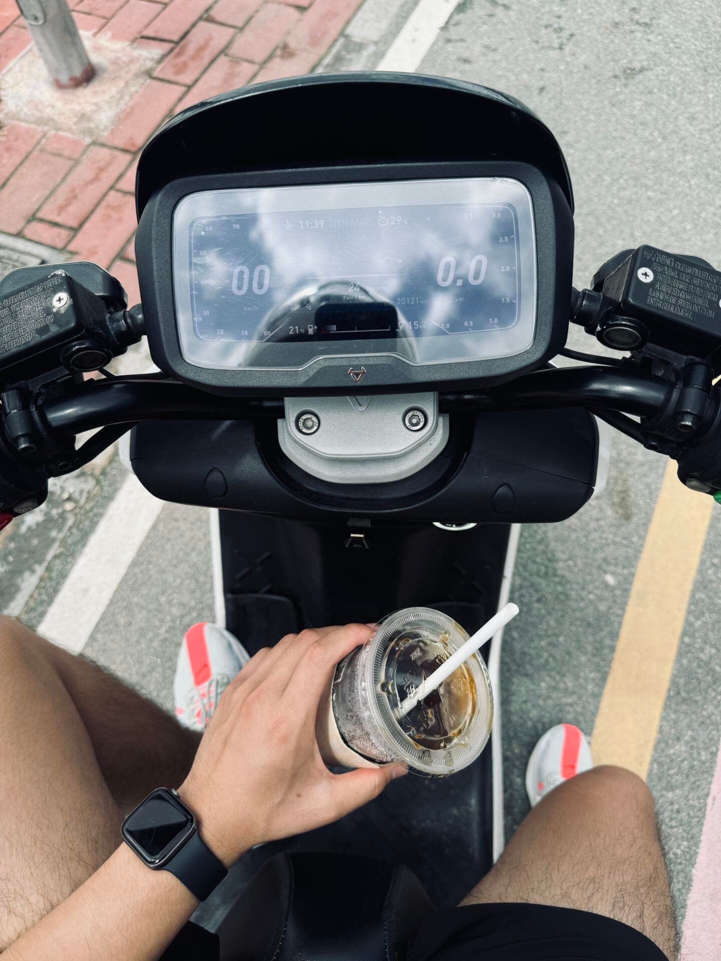 通勤电车停在红砖路边,手里的冰美式快见底了封面图