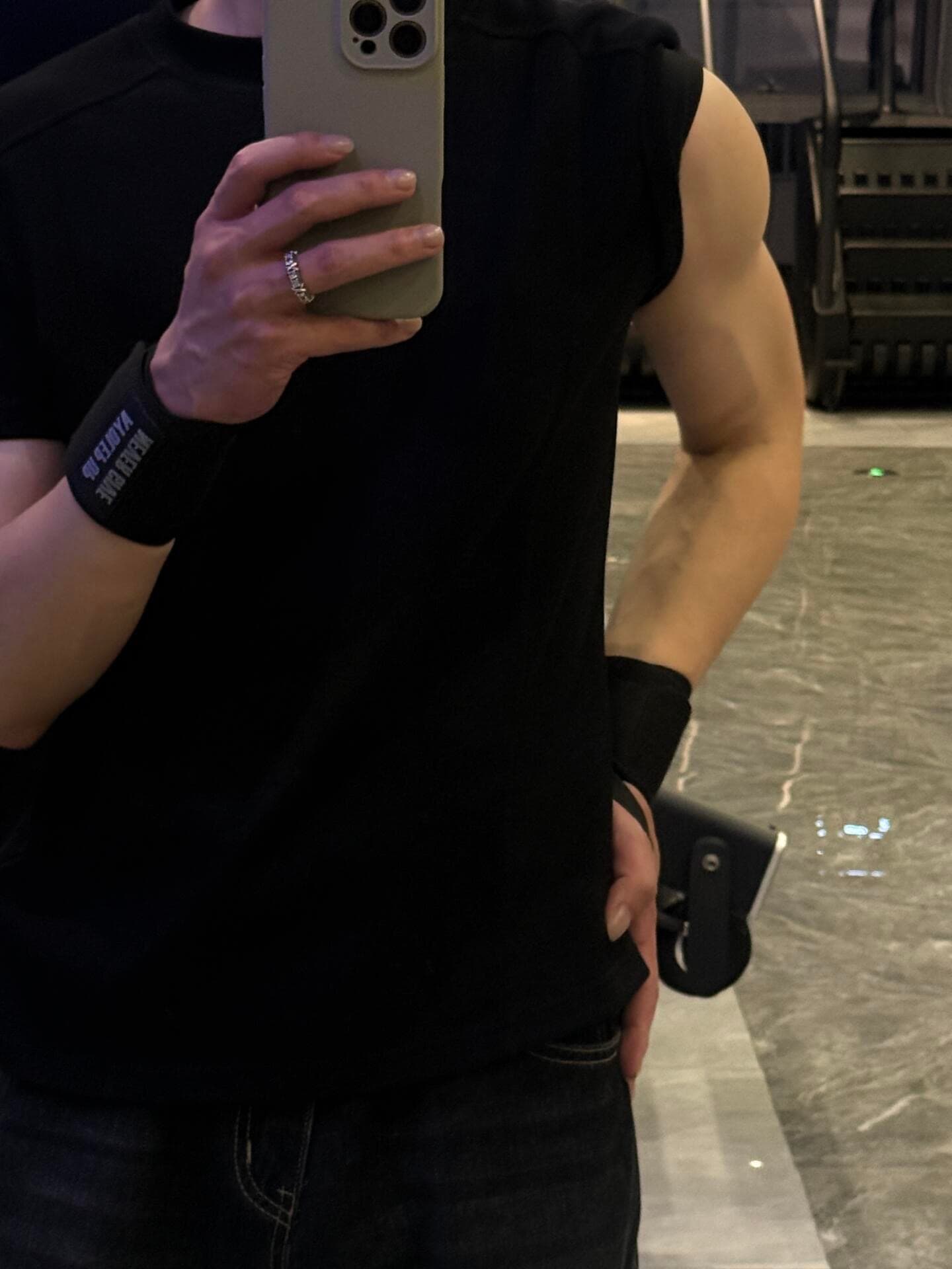 练完顺手自拍，这臂围是真没白费封面图