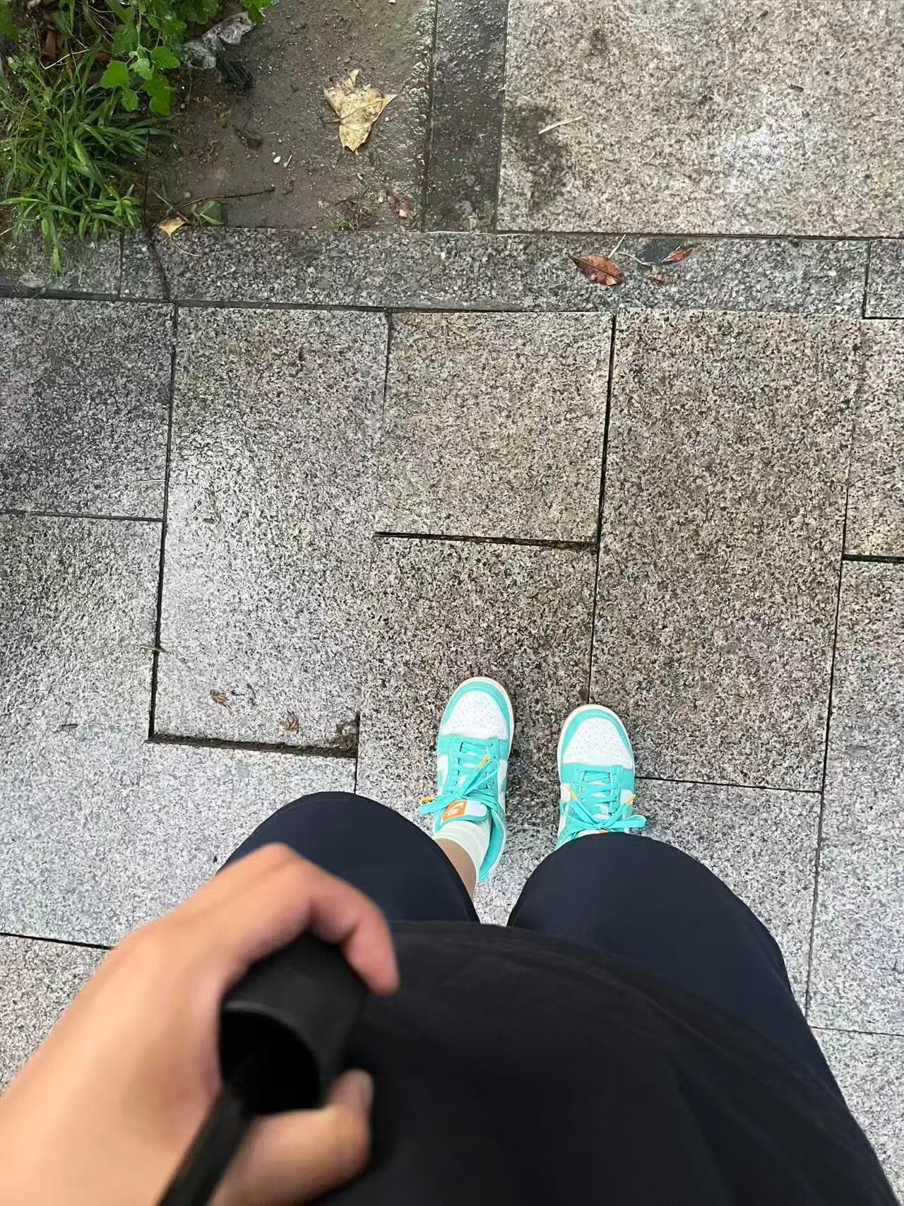 雨后石板路，新鞋配旧裤衩，出门就是散步模式封面图