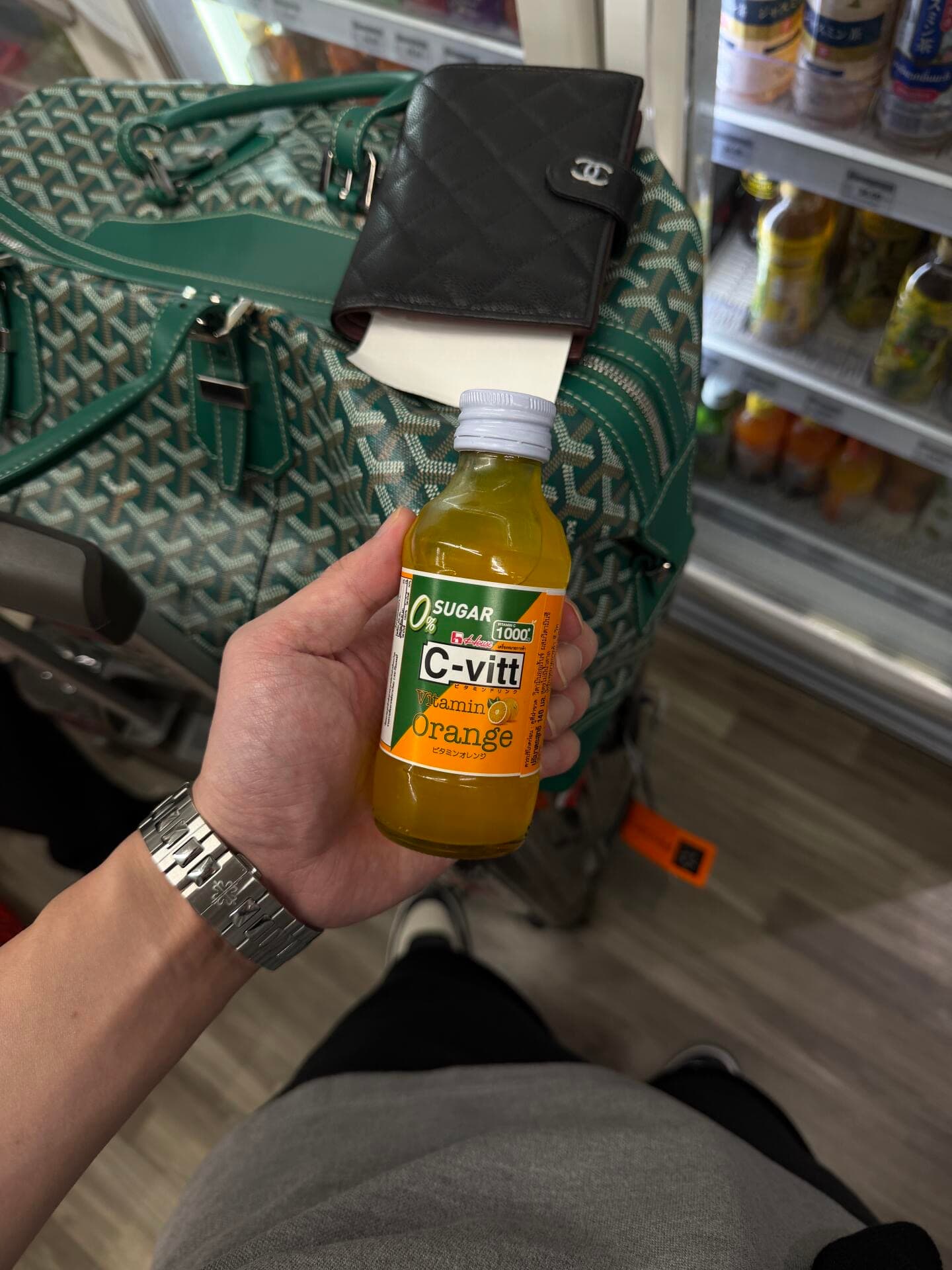 超市随手一拍:0糖维C橙汁,配Goyard包和Chanel小钱包,生活感拉满封面图