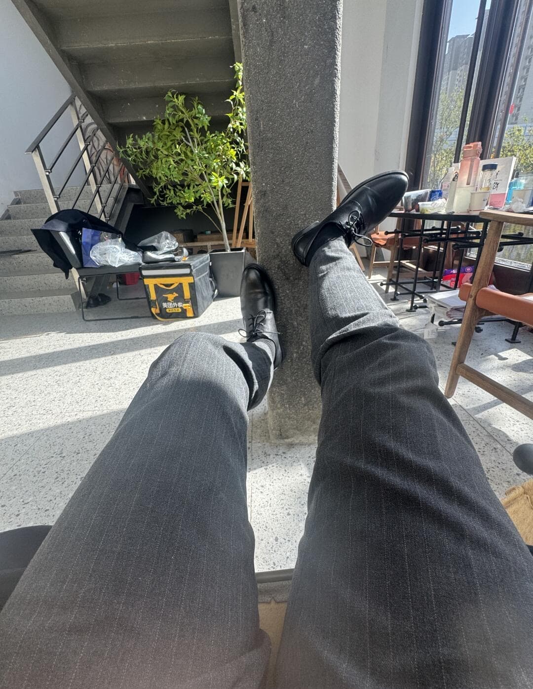 今天在咖啡馆的柱子上，把脚搭成了‘人形晾衣架’封面图