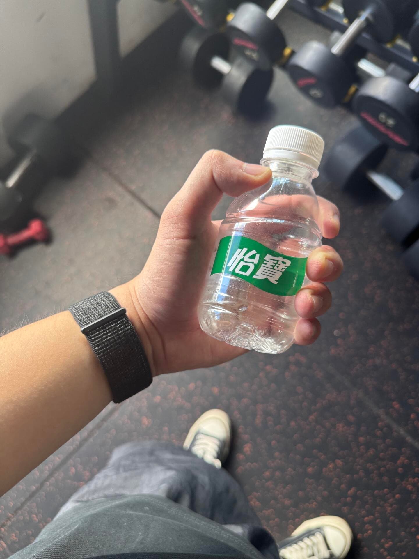 健身房偷喝一口怡宝，结果发现这瓶水在本地超市卖3.5欧…笑死封面图