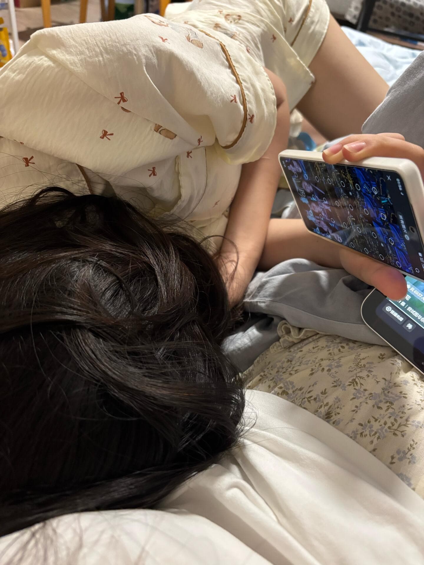 躺平时刻｜被手机屏幕光晃到的下午封面图