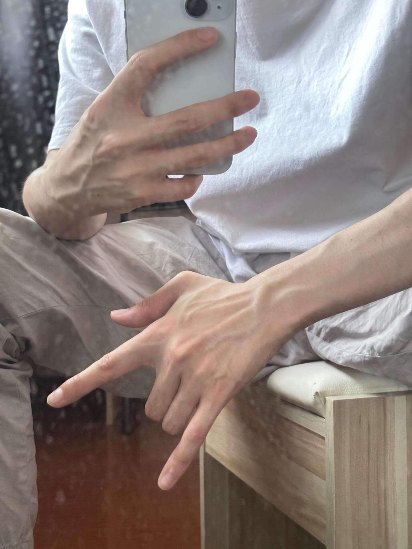 手背青筋暴起的瞬间，是今天在街角咖啡店喝完第三杯拿铁的证明封面图