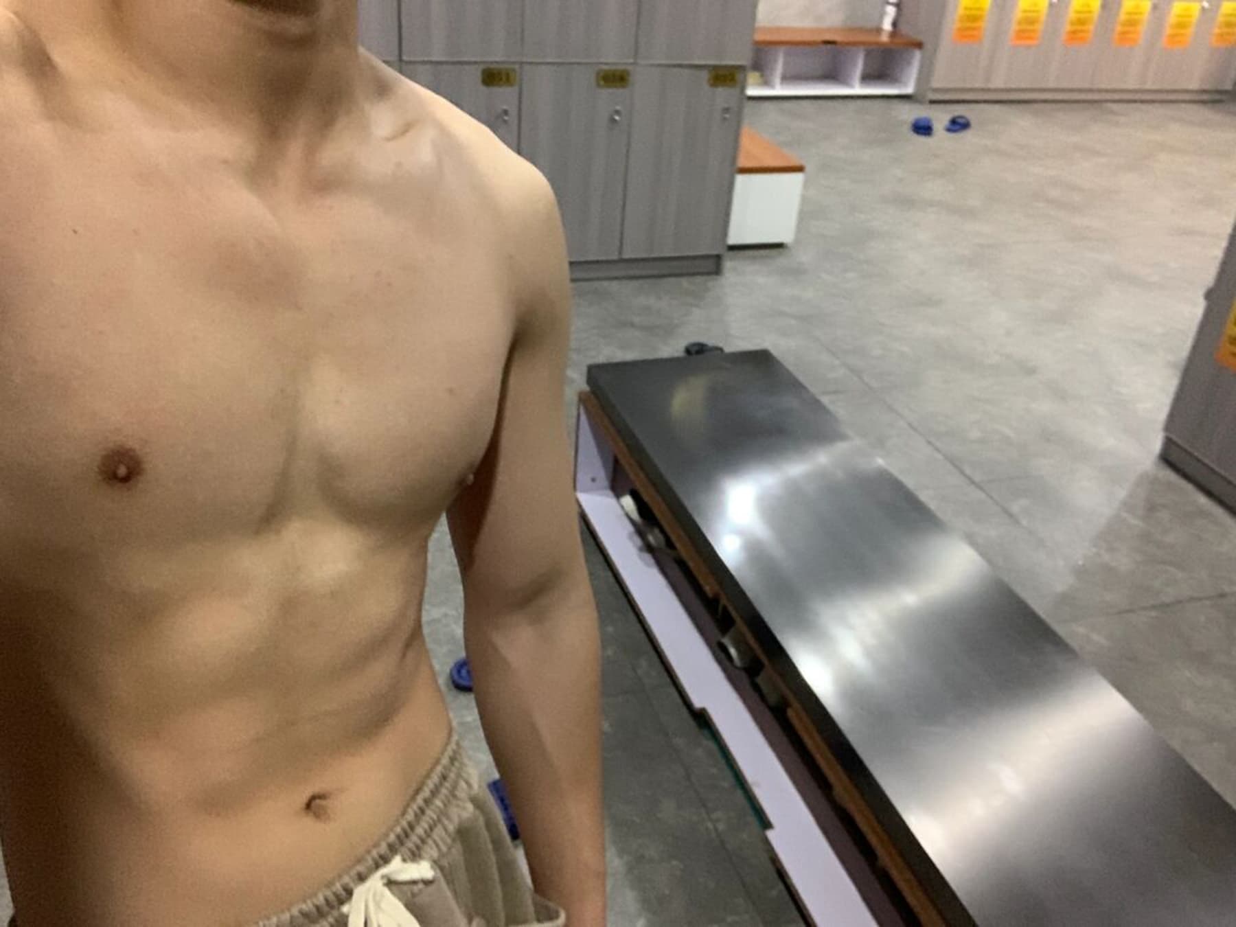 健身后在更衣室偷拍自己,这腹肌是上周练的还是上个月的?封面图