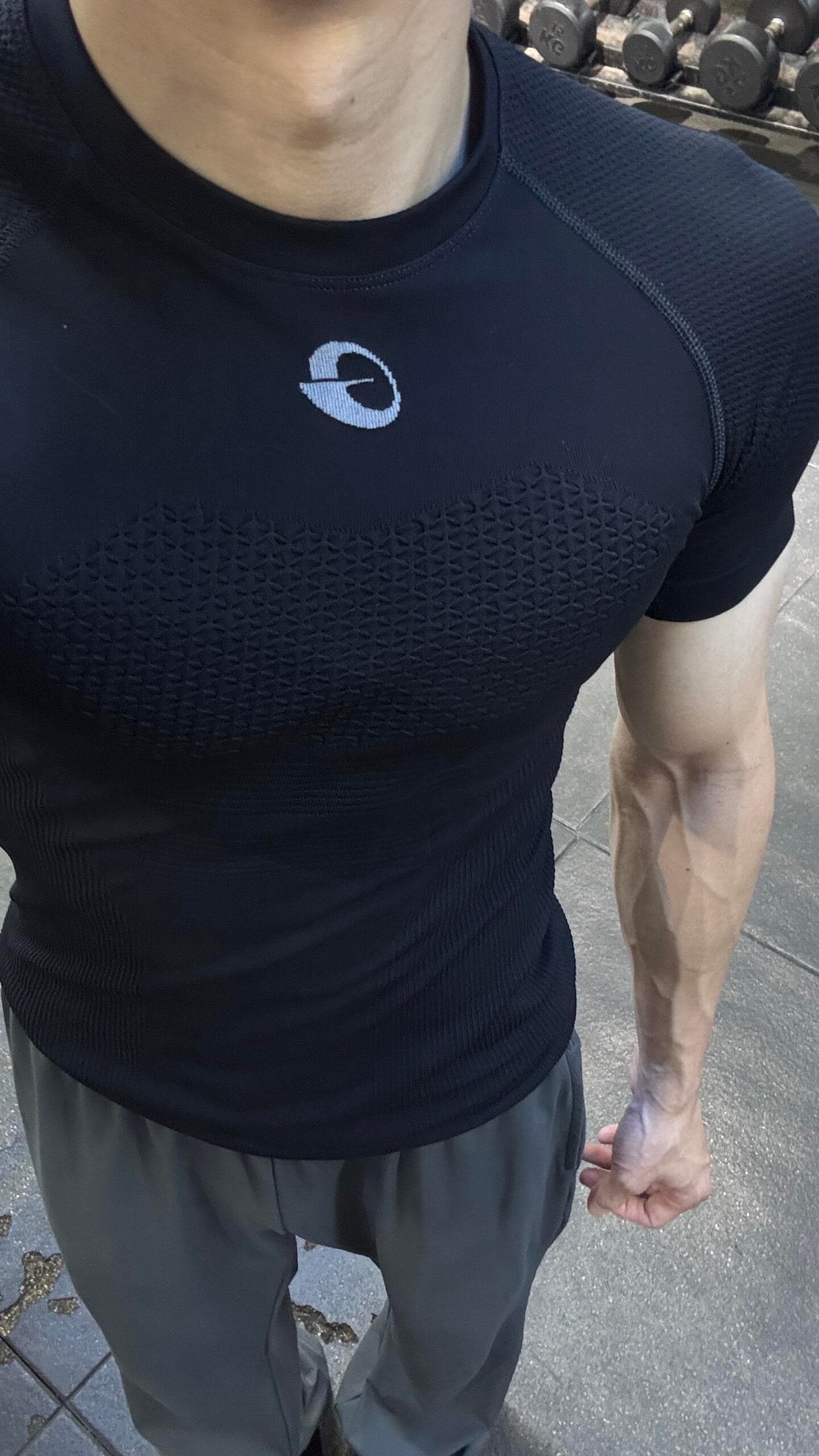健身后摸鱼喝杯冰美式，手臂青筋都快蹦出来了封面图