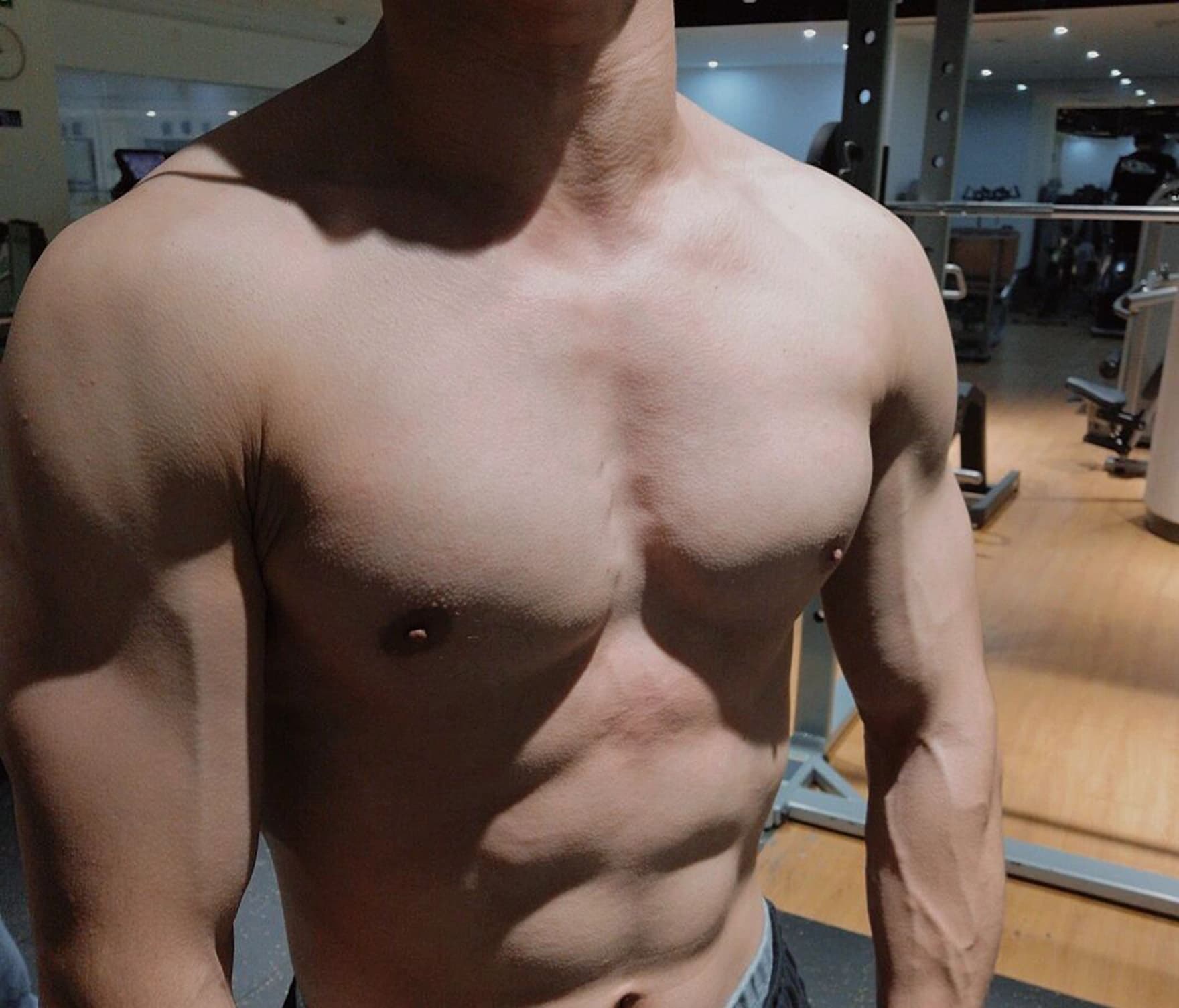 练完胸推，顺手拍了下镜子——这肌肉线条是上周那家小健身房的功劳？封面图