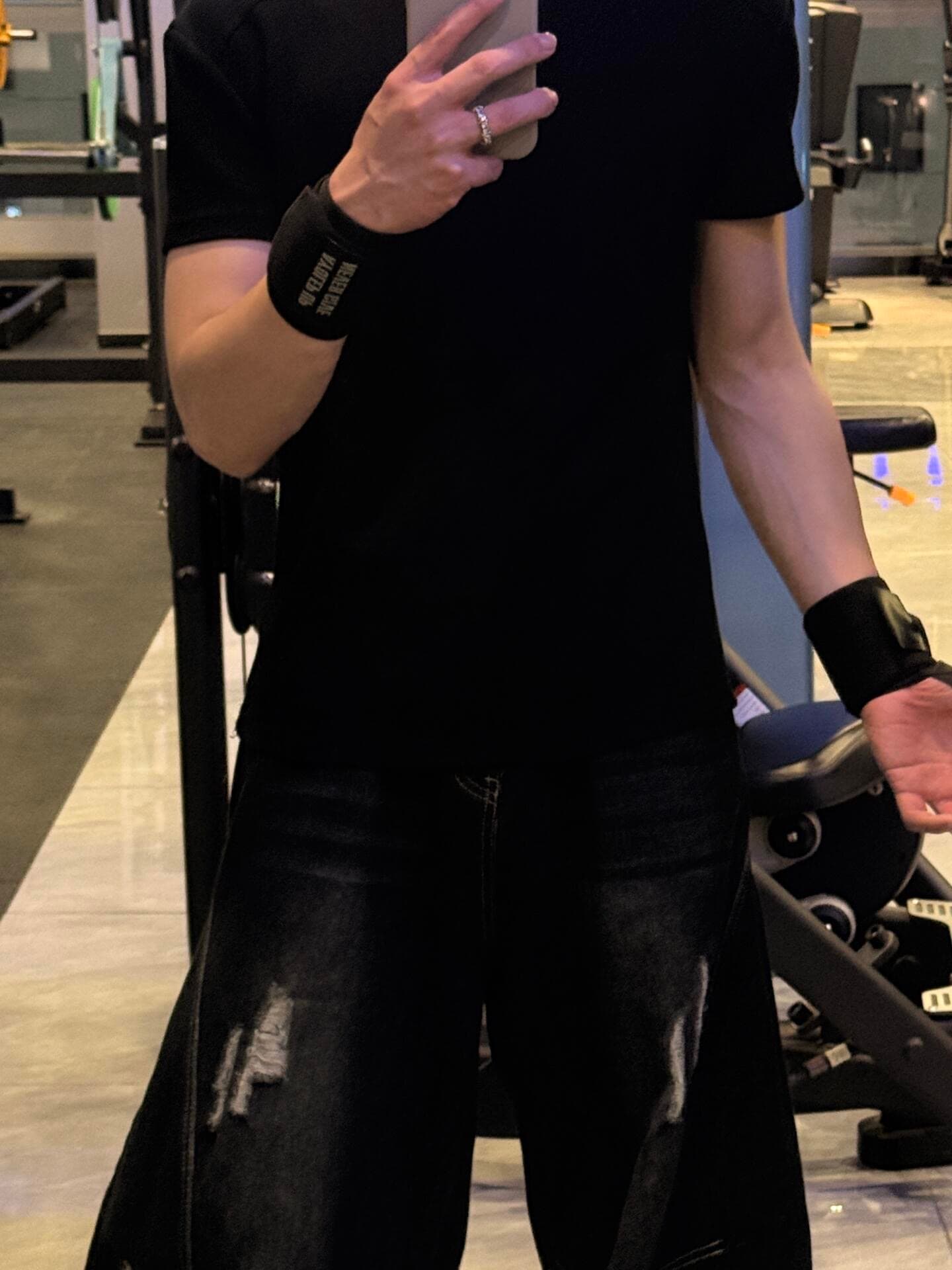 健身后摸鱼自拍，手腕带子都快掉光了封面图