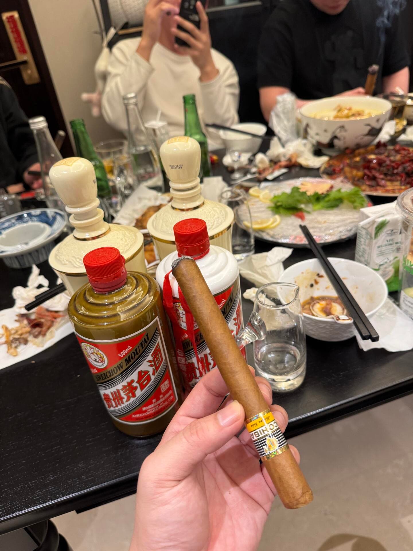 今晚的饭局：茅台+雪茄，老外看了都愣住封面图