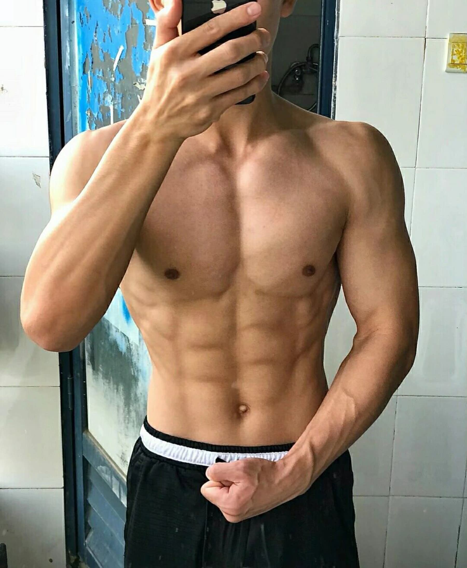 今天在浴室练完背，顺手拍了下腹肌——谁懂啊，这光线下青筋都快蹦出来了封面图