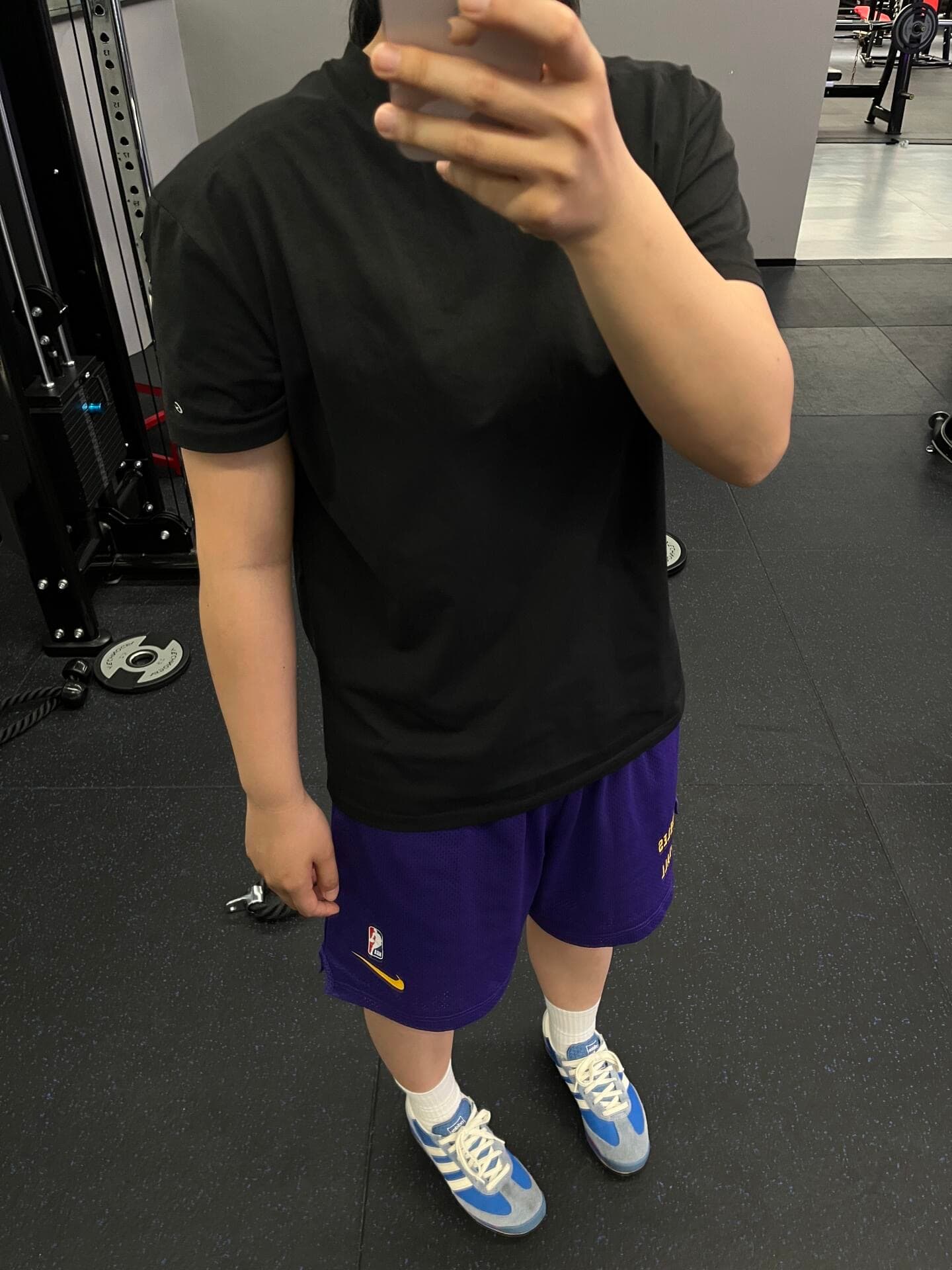 健身后随手一拍，黑T紫短裤配蓝白鞋，今天在Gym的日常封面图