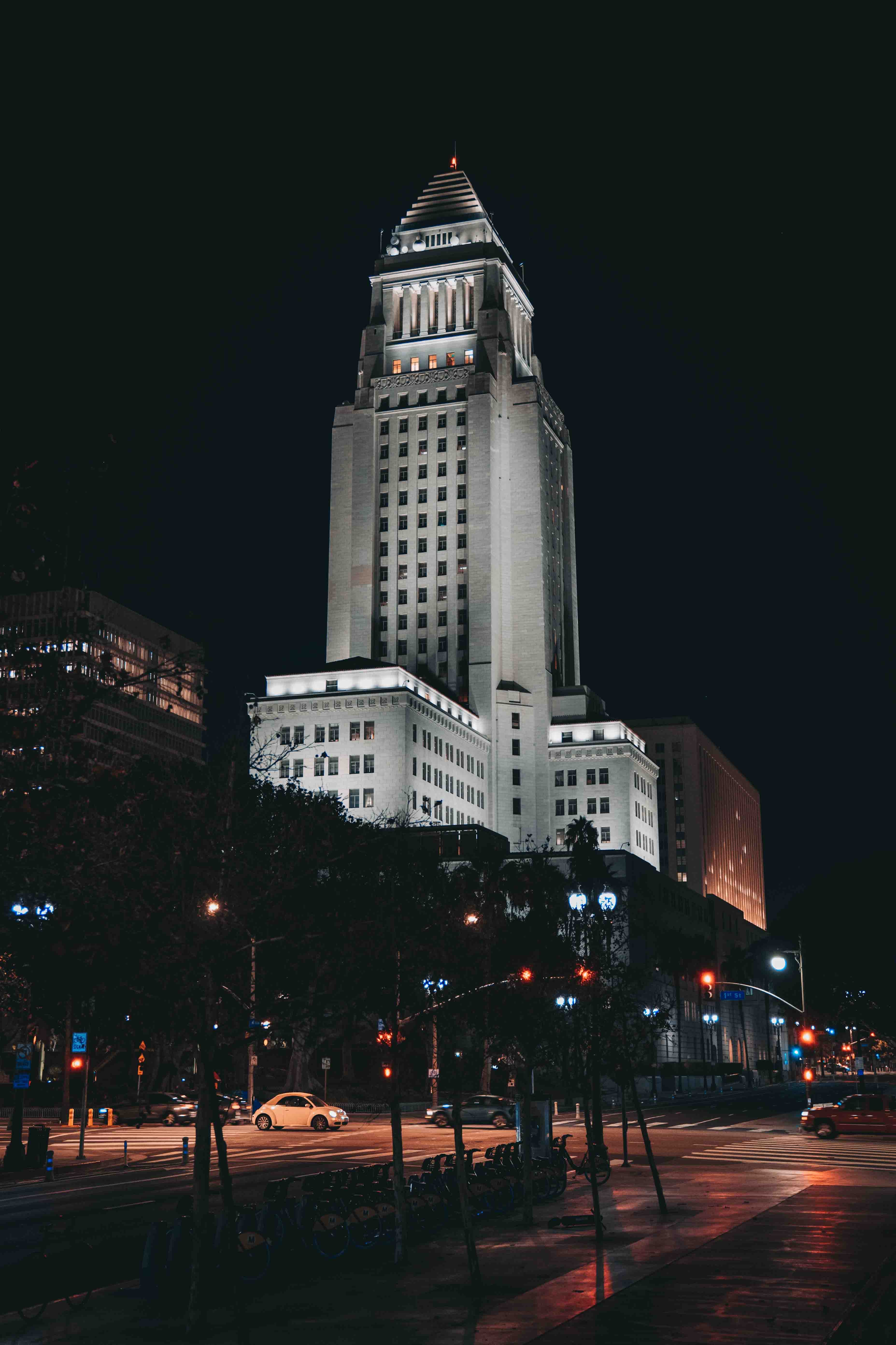 深夜路过LA市政厅,路灯把车灯染成橘子汽水色封面图