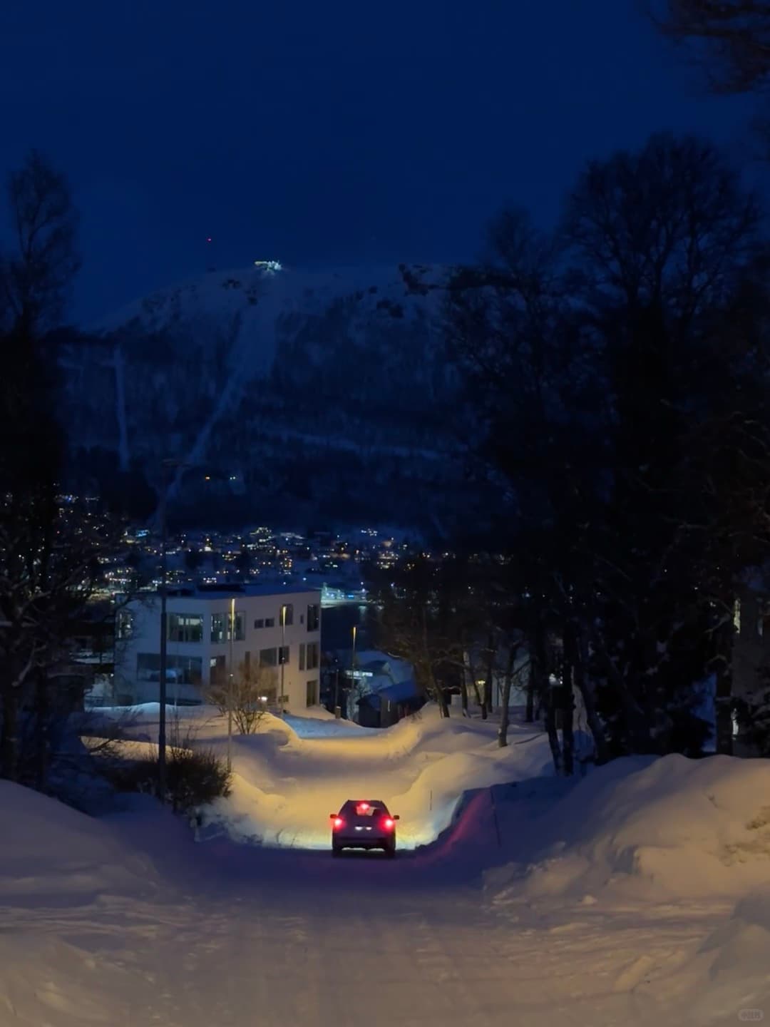 雪夜开车下坡，前灯照着路，尾灯亮着心——今晚的挪威山脚通勤封面图
