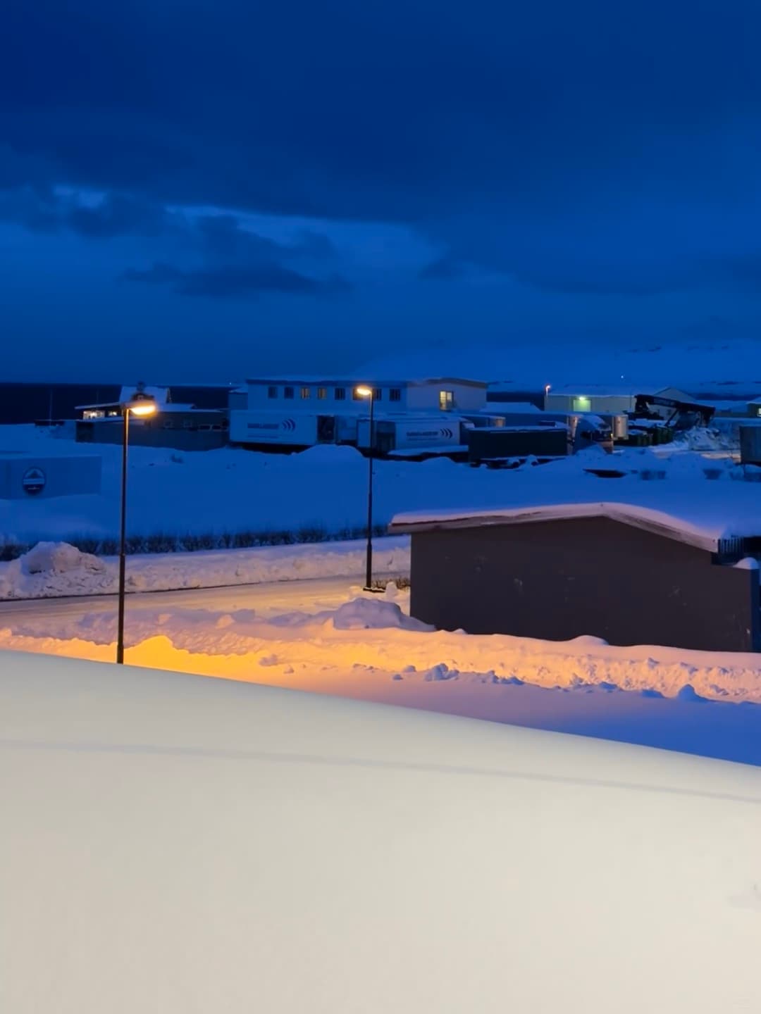 冬夜路灯下，雪地里踩出的暖黄脚印封面图