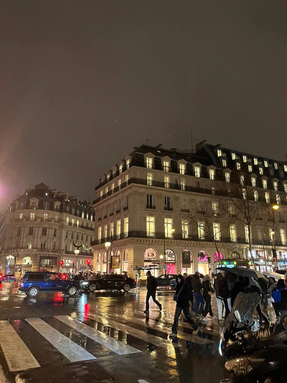 雨夜过街，巴黎的湿漉漉浪漫｜路灯下人影晃动像默片封面图