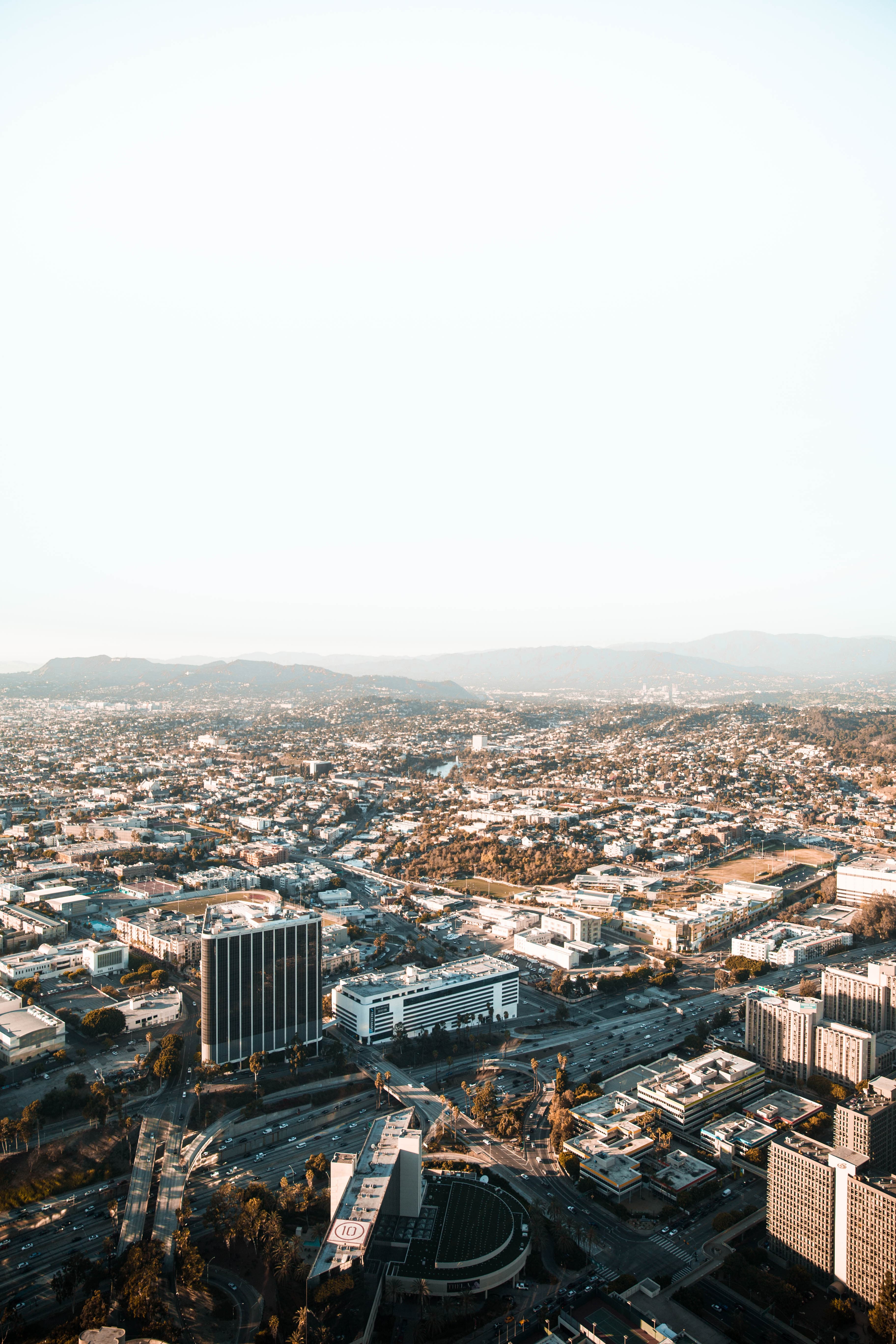 下午三点的阳光，把整个West Hollywood镀成了暖金色封面图