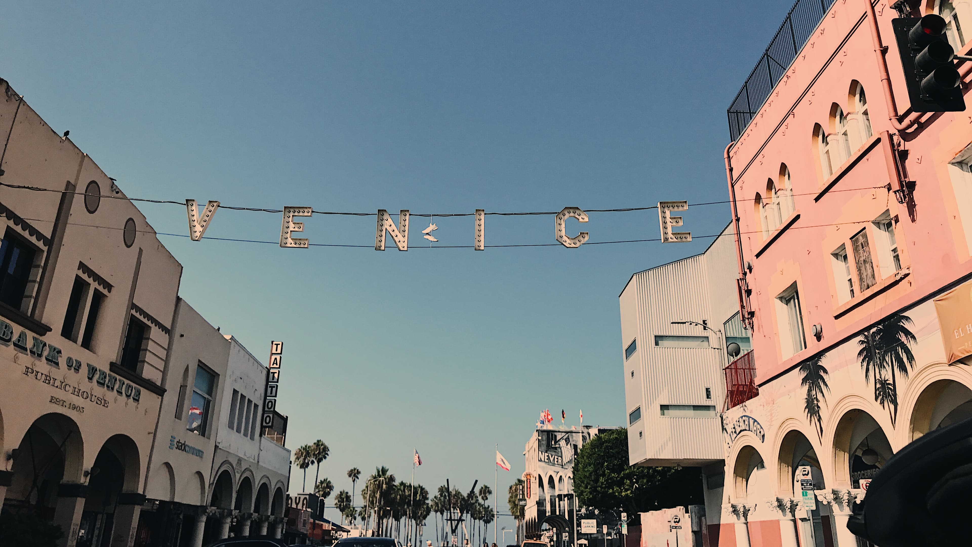 Venice Beach的下午，风里都是咸味和旧摇滚封面图