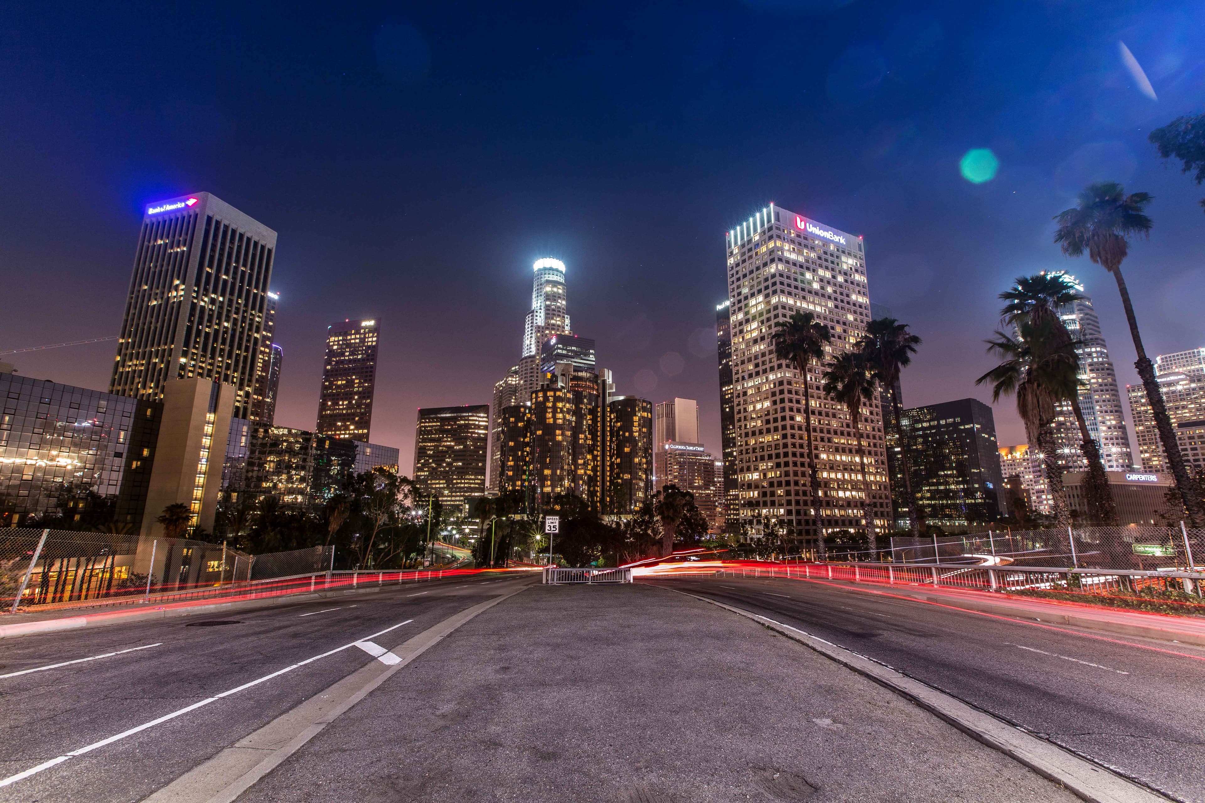 深夜路过LA downtown，车灯拉成光轨像在画抽象派封面图
