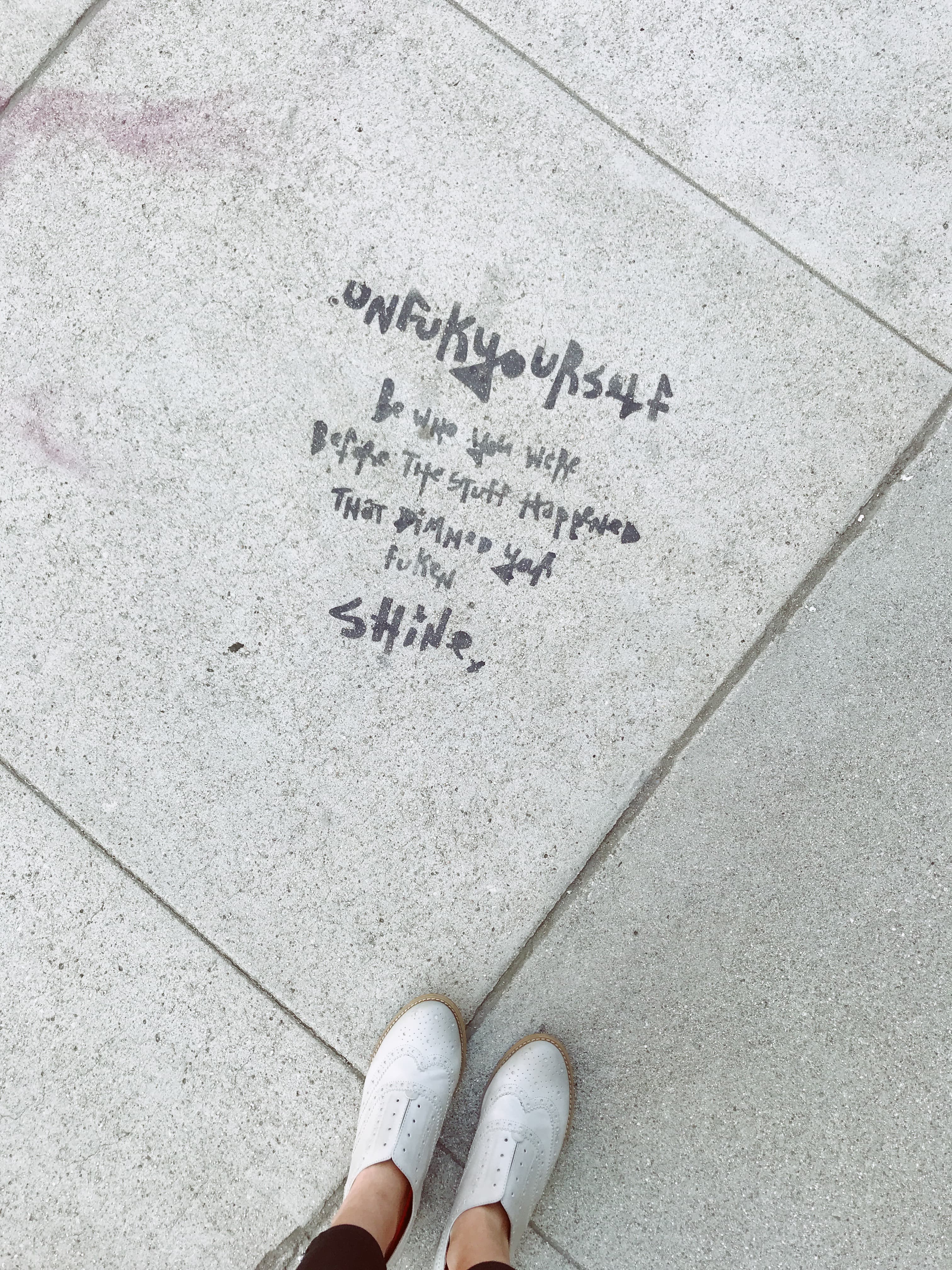 路过街角水泥地，被一句涂鸦戳中了——原来‘unfuckyourself’是种温柔的自白封面图