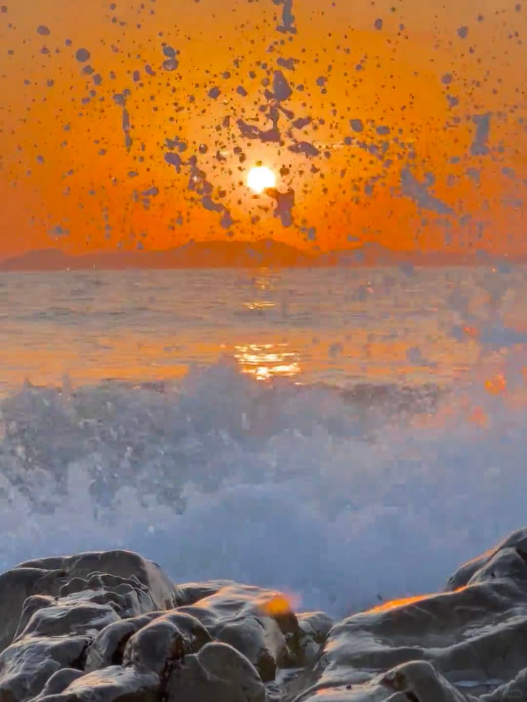 浪花溅到脸上的那一刻，太阳刚好落进海里 🌅封面图