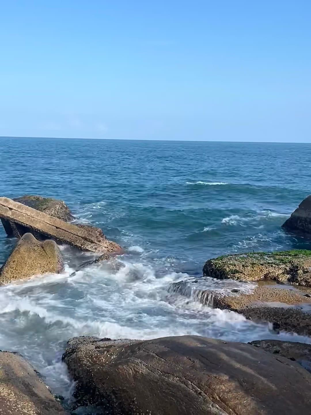 海边礁石区浪花太上头了,蹲着看水花溅到睫毛上都舍不得走封面图