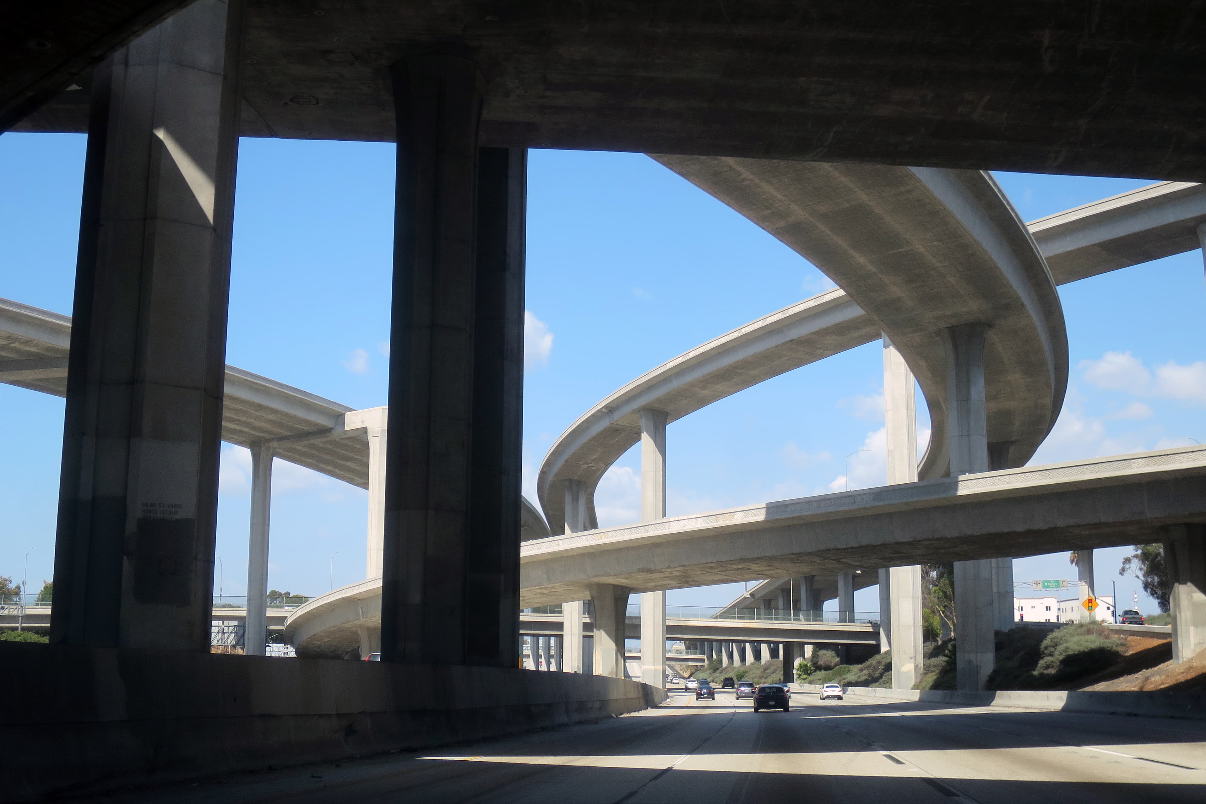 通勤路上的混凝土诗，今天在I-405和I-5的交界处被架空的天空震住封面图