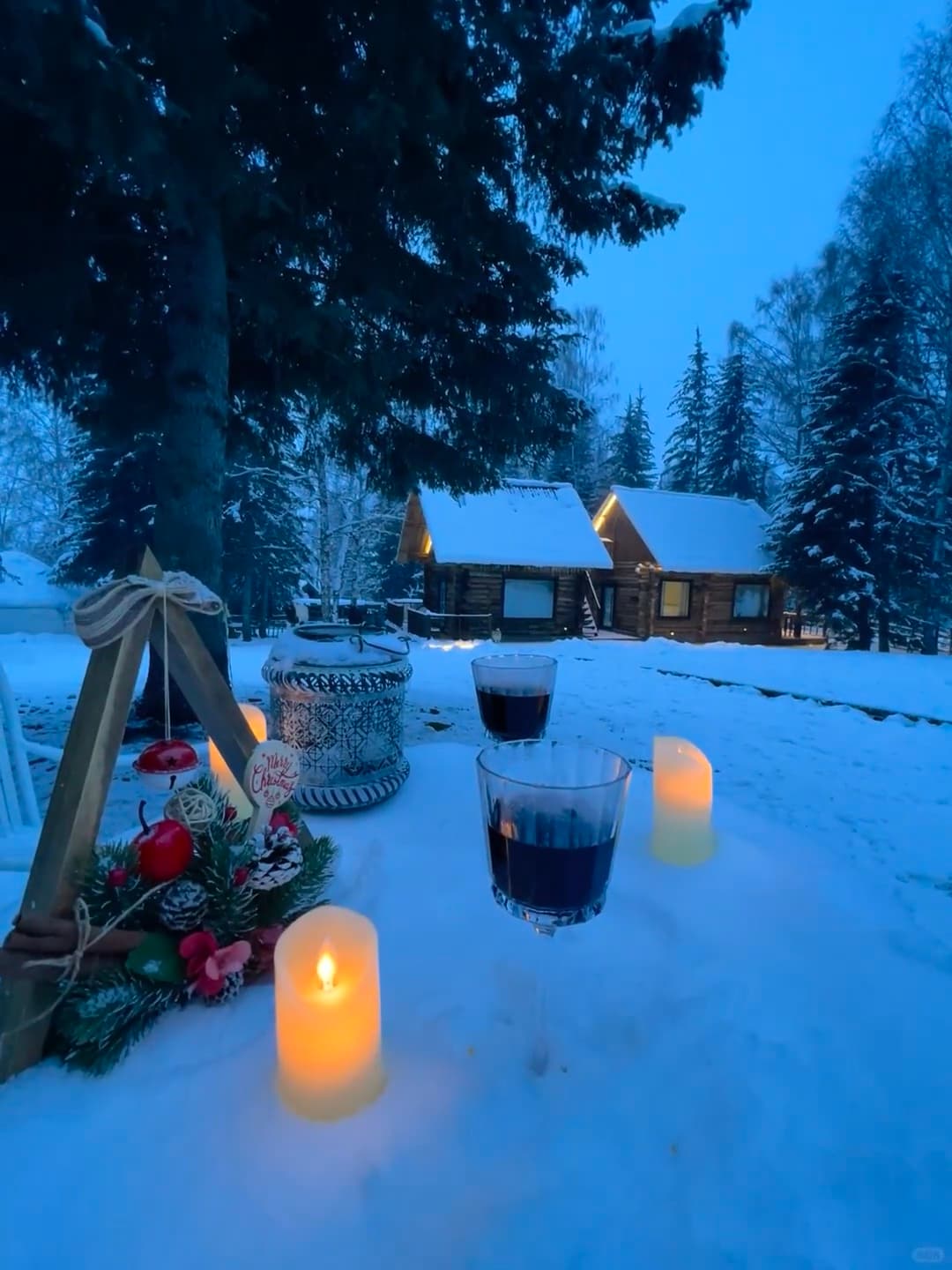 雪夜小木屋的微光｜今早推开门，发现雪地里摆了杯热红酒和三支蜡烛…封面图