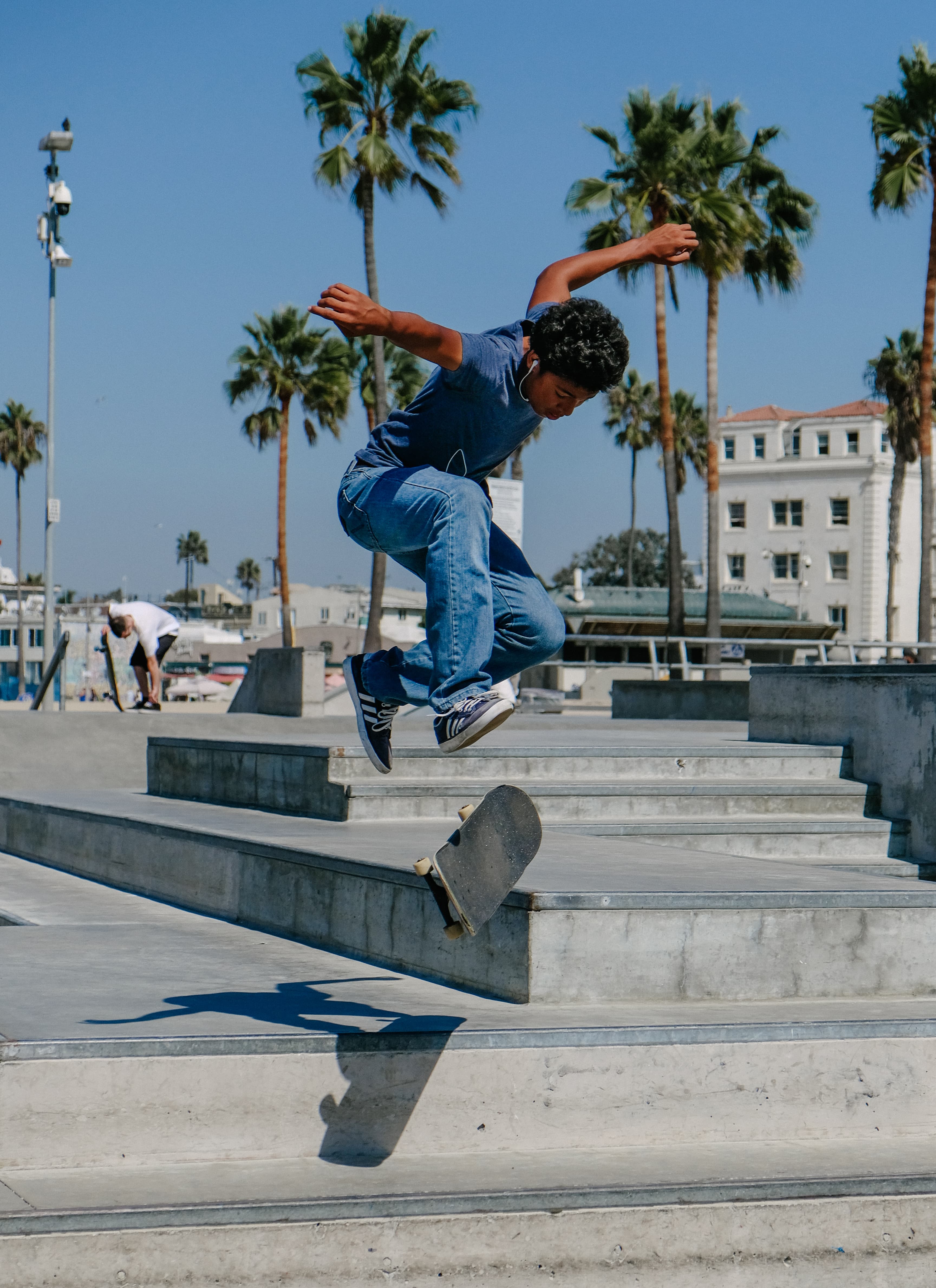 阳光、棕榈树和一记空中翻板——今天在Venice Beach的台阶上，连影子都在跟着起跳封面图