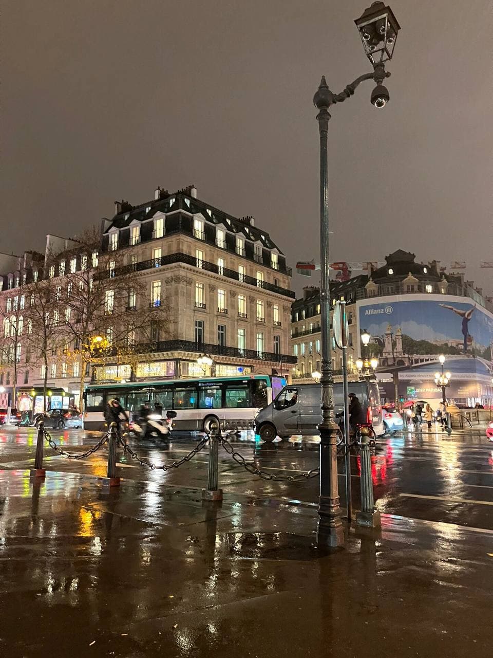 雨夜街角,巴黎的湿漉漉浪漫封面图