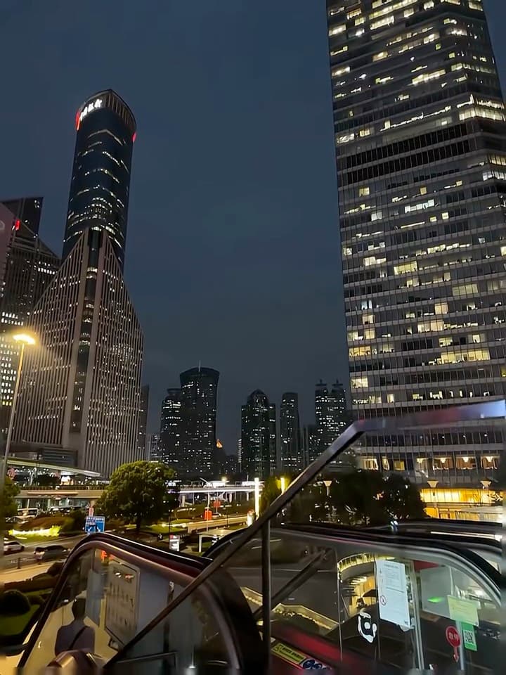 下班路上被这组摩天楼硬控30秒…通勤电车的玻璃反光里,连自己都像在拍科幻片封面图