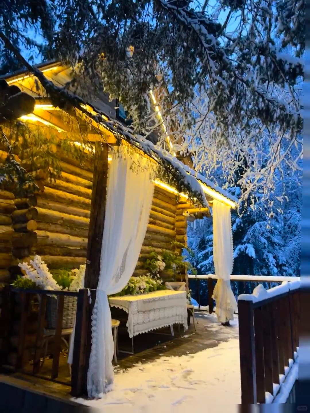 雪夜木屋露台,像童话里偷溜出来的灯光封面图