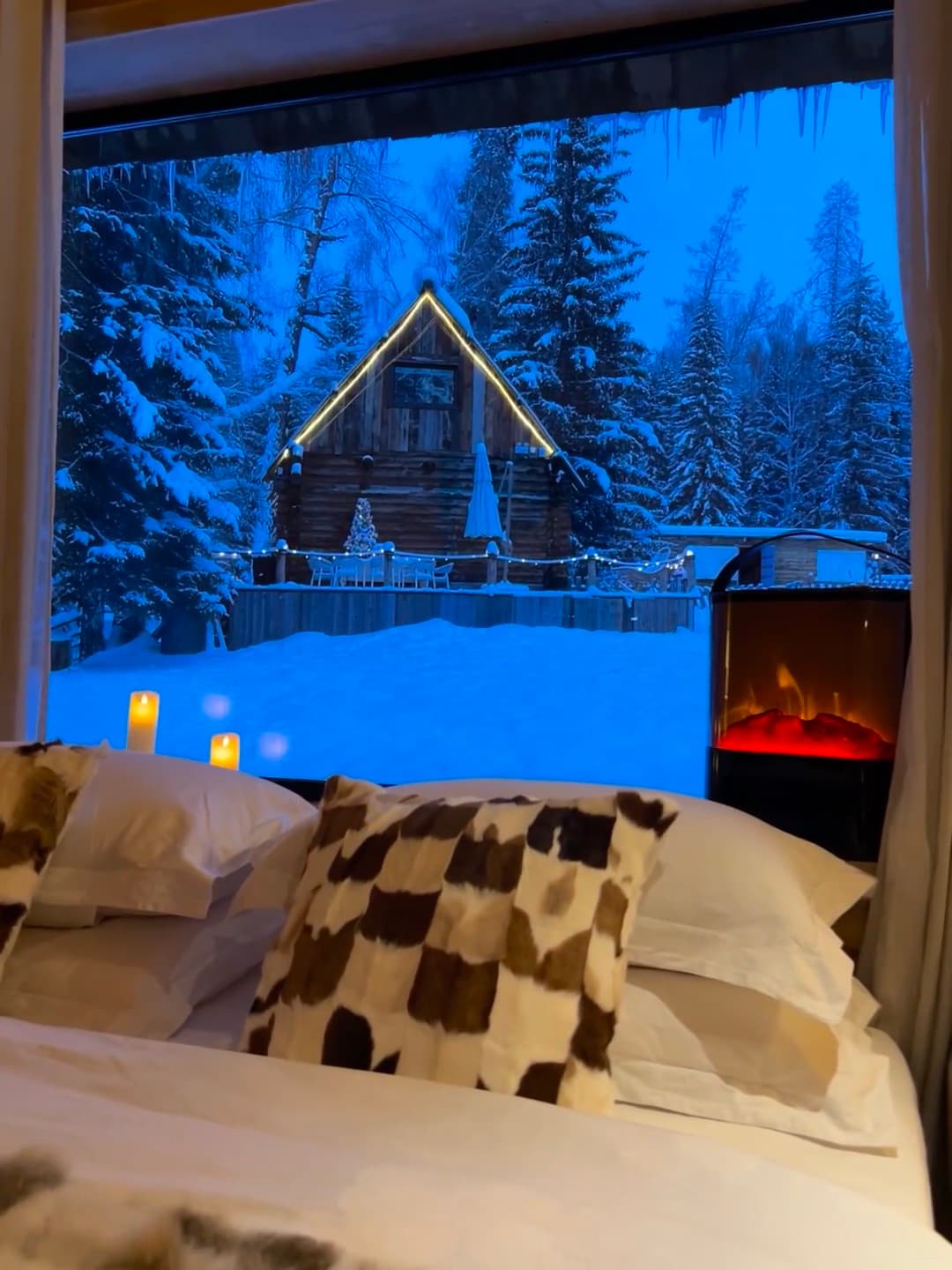 雪夜卧床看木屋，像住进童话书里了封面图