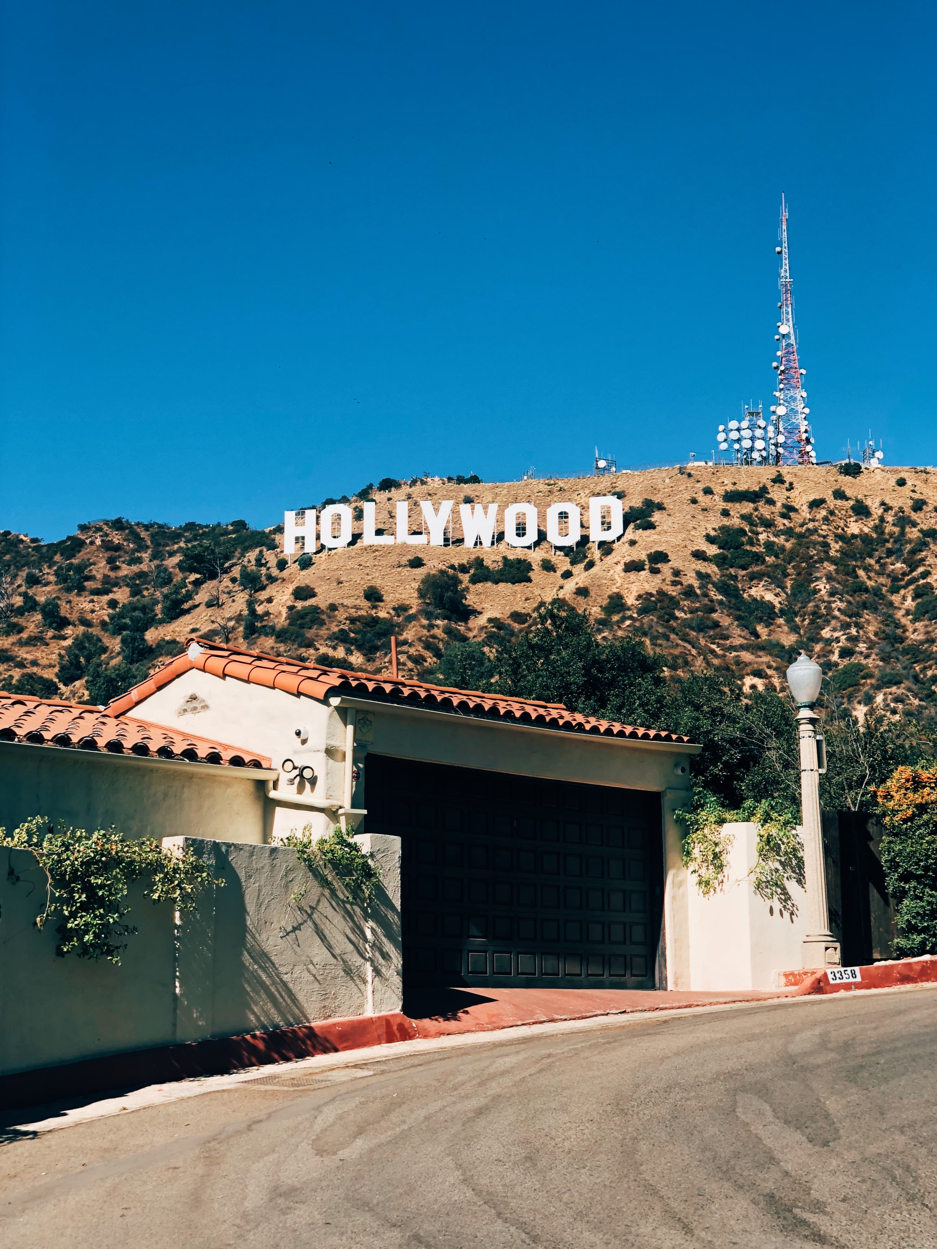 今天在Hollywood山脚遛弯，路过这栋带红瓦的家——居然能看见HOLLYWOOD标牌和信号塔同框封面图