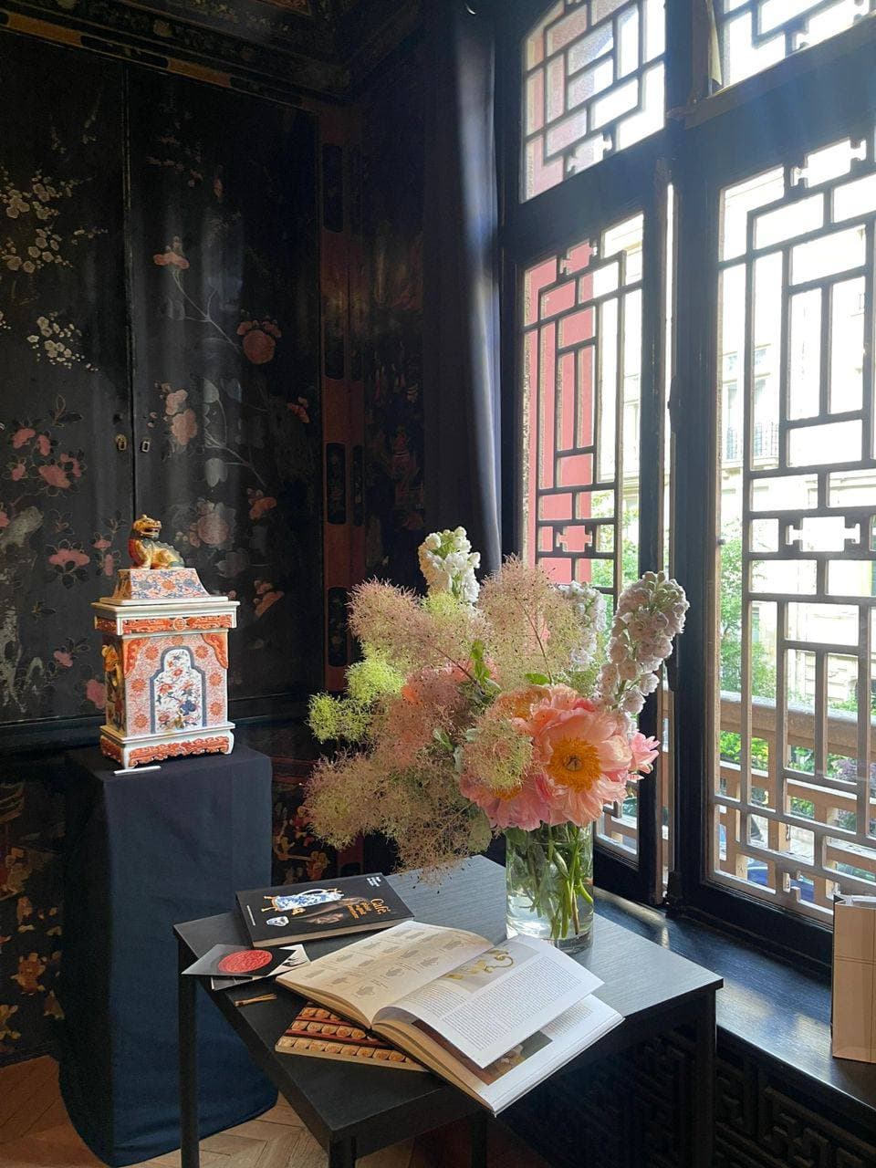 窗边一隅,花与古董的静默对话|巴黎老宅里的午后光斑封面图