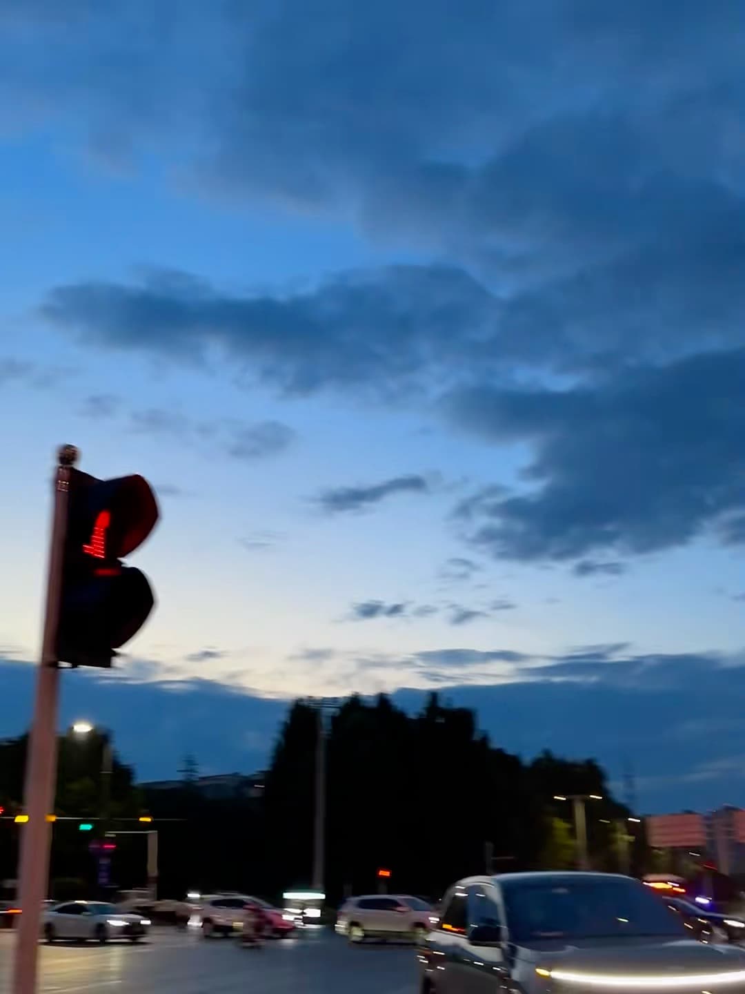 傍晚路口的红灯，像极了我今天的心情 🌆封面图