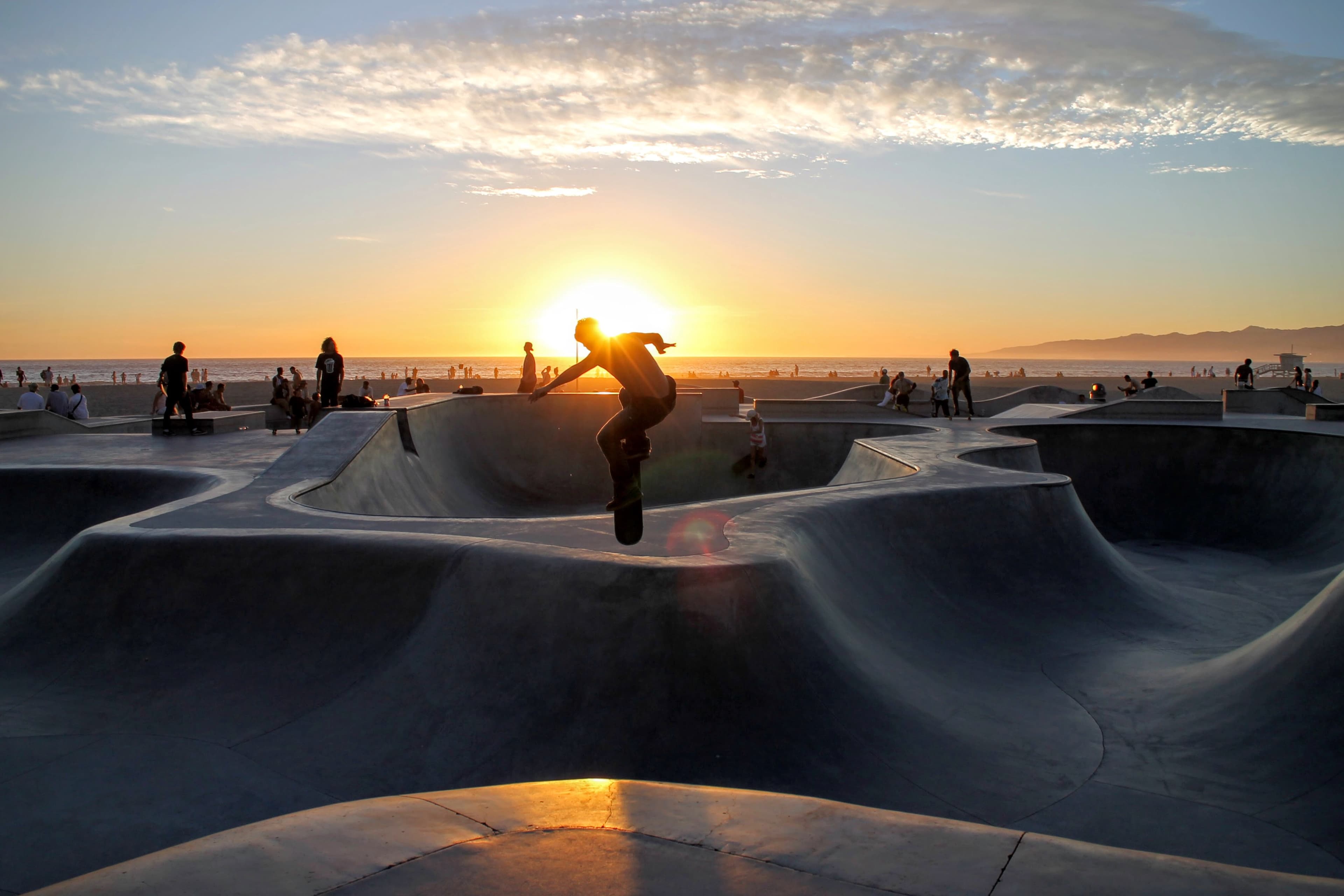夕阳把滑板手焊在半空了…今天在Venice Beach Skatepark，连影子都自带光效封面图