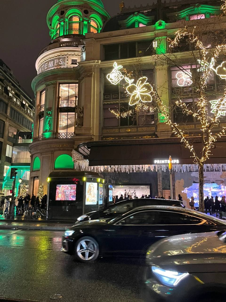 雨夜路过Printemps，绿光打在建筑上像童话里掉下来的封面图