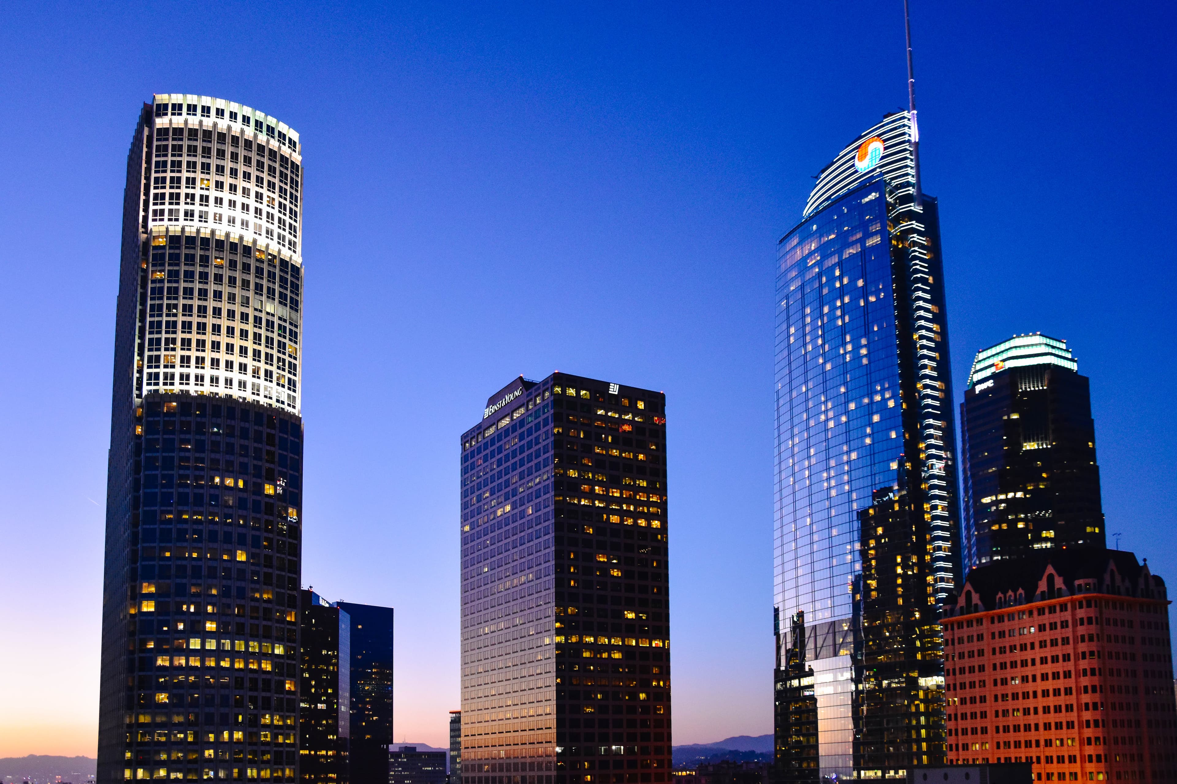 黄昏的LA天际线，路过U.S. Bank Tower时总想多看两眼封面图