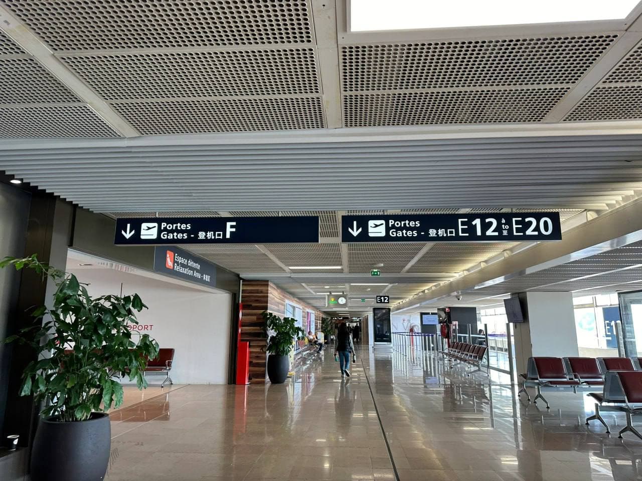 机场走廊的静默时刻｜E12到E20之间，人少得像被世界暂时遗忘封面图