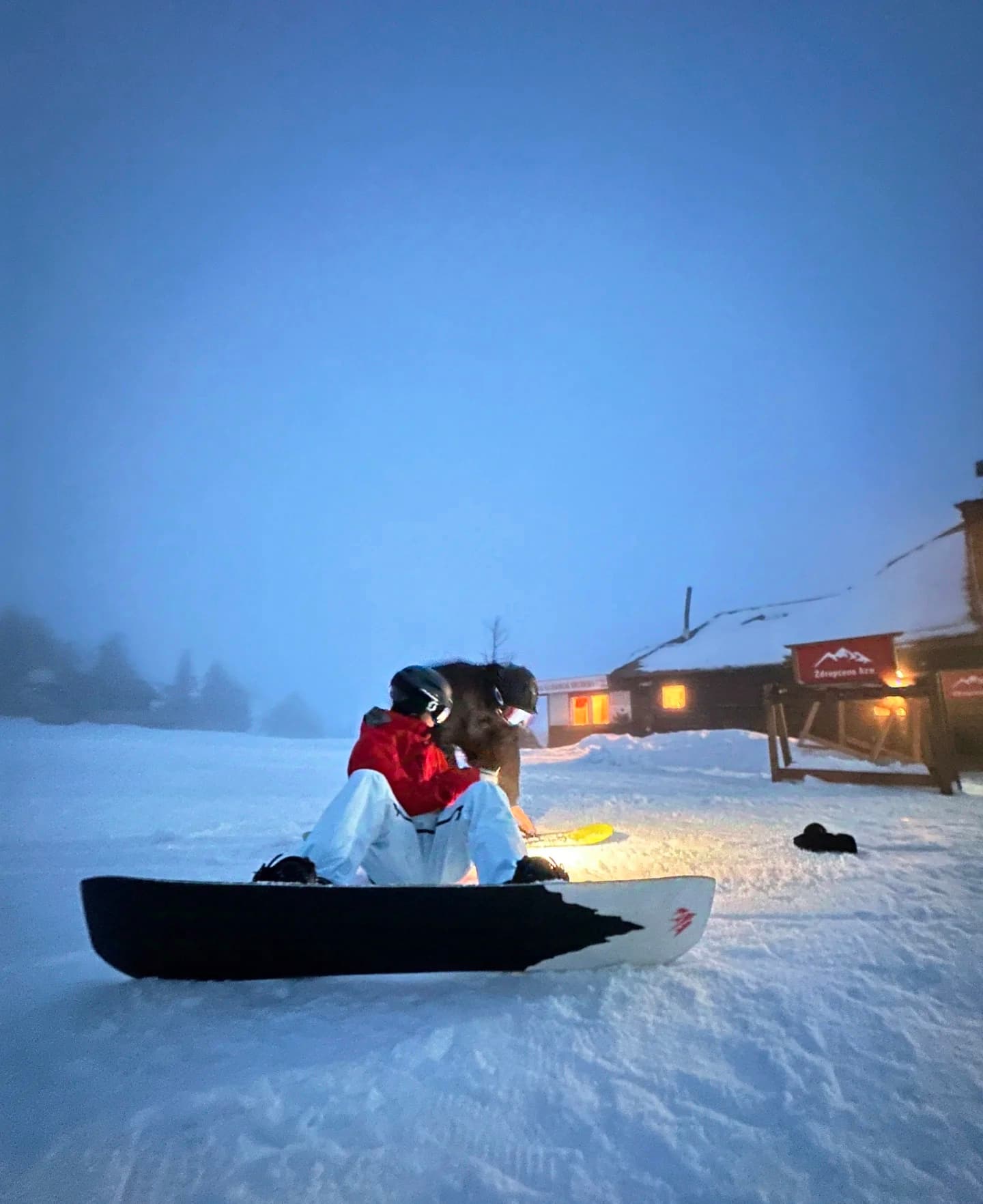 雪地里蹲着调板子,天都快黑了还舍不得走封面图