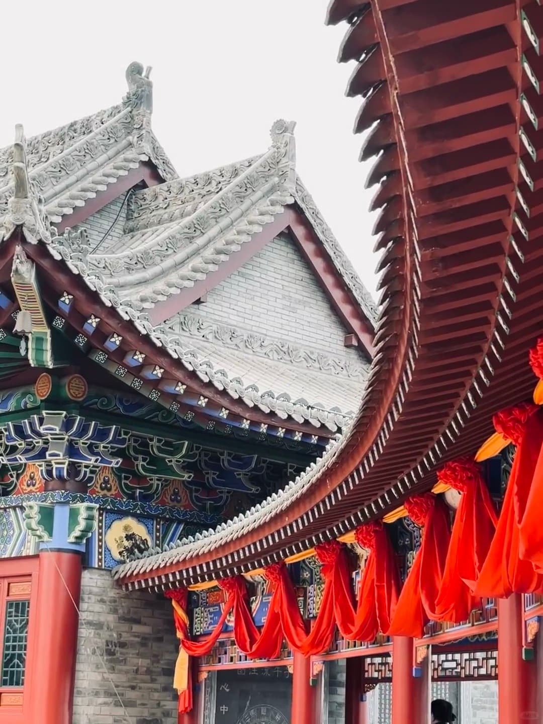 路过老城巷子，突然被这飞檐震住——红绸子飘着像在呼吸封面图
