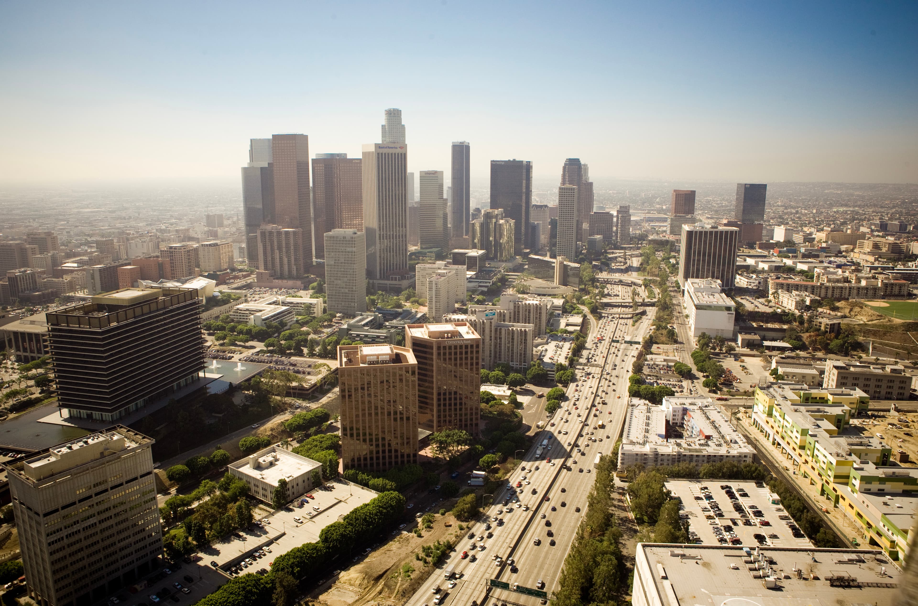 LA downtown通勤日，高速车流像熔化的巧克力封面图