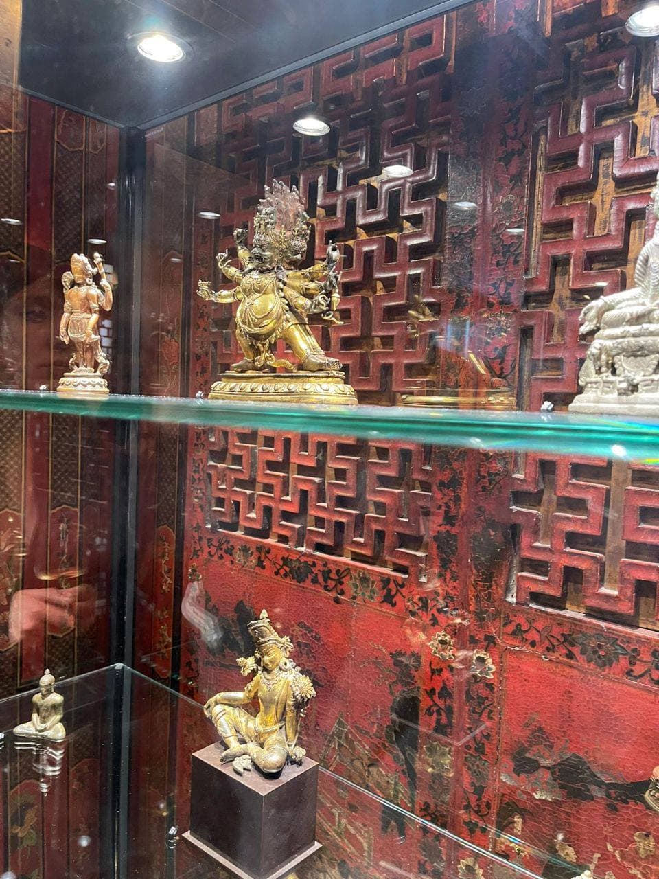 玻璃柜里的金光闪闪，像把寺庙搬进了展厅封面图