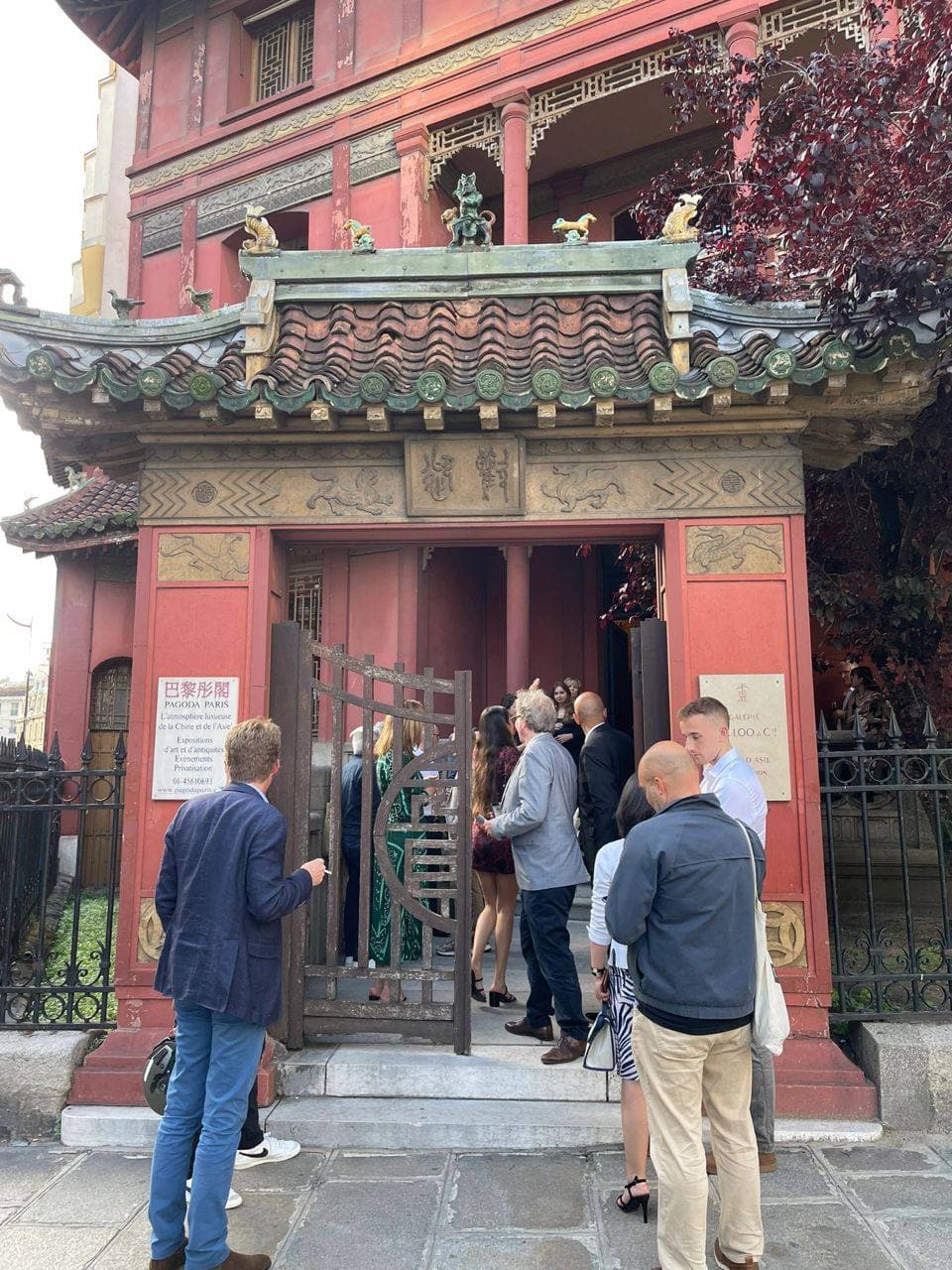 巴黎街角的红墙绿瓦，像闯进了一本老杂志封面图