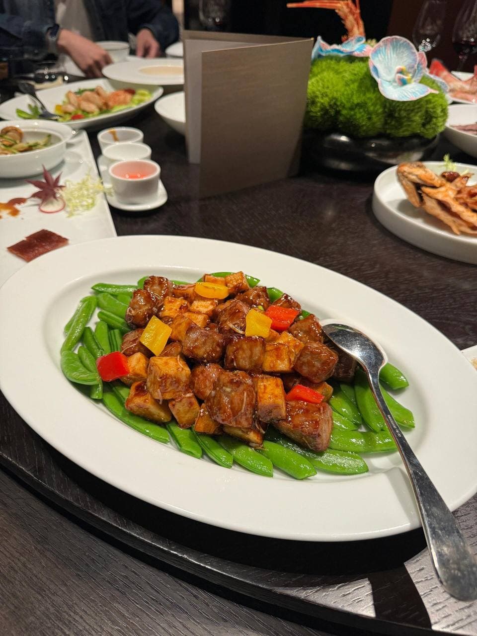今天在老城区那家藏得超深的粤菜馆，被这道豆腐烧牛腩戳中了——甜咸刚好，豆苗脆生生的，连勺子都舍不得放下来封面图