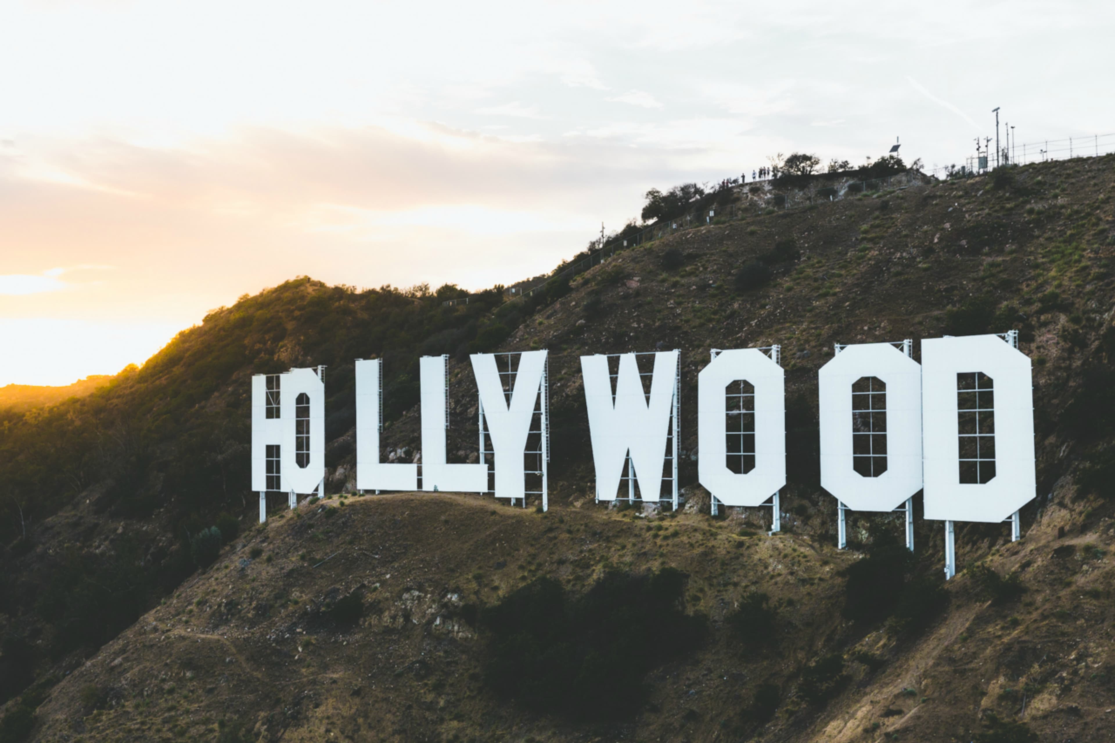 日落时分的Hollywood Sign，像被镀了层金边封面图