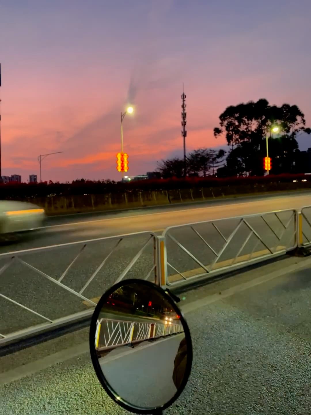 傍晚通勤路上的粉紫晚霞，车流像被拉长的光带封面图