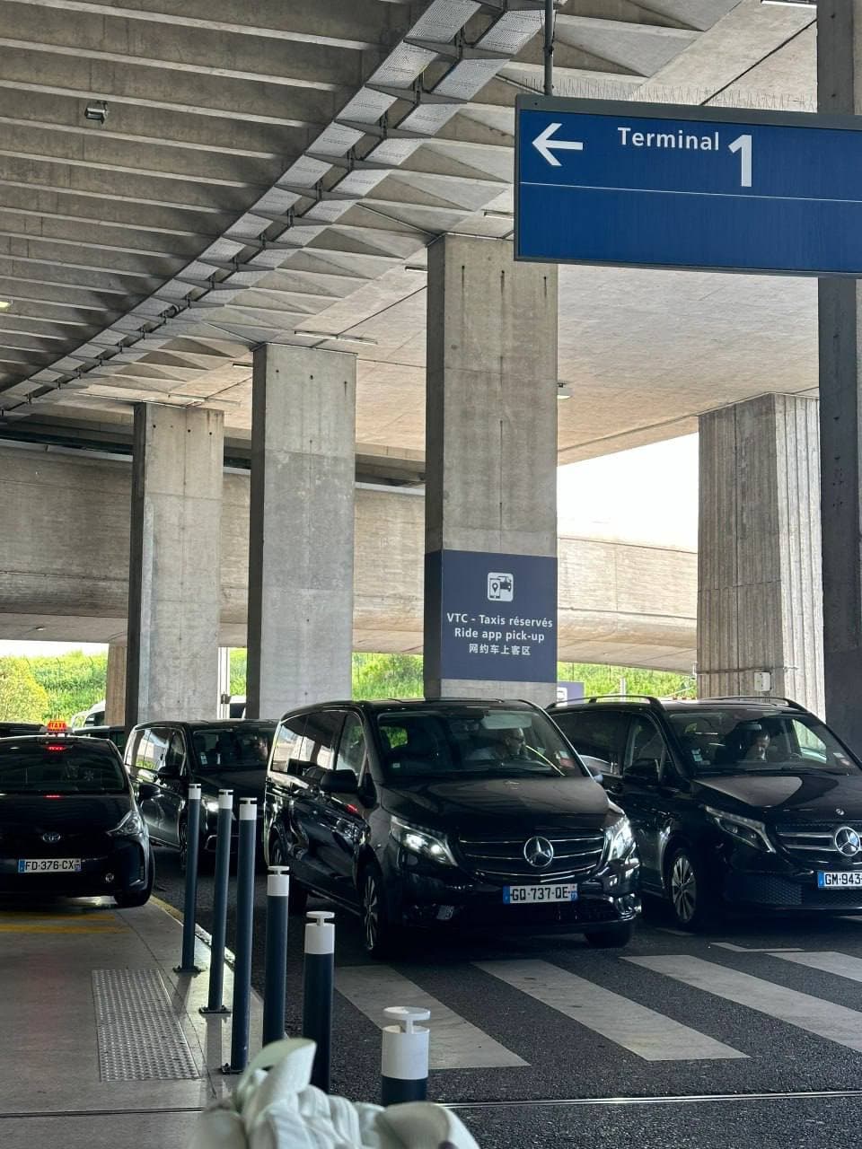 在机场VTC区等车，黑奔驰队列比高铁还整齐封面图