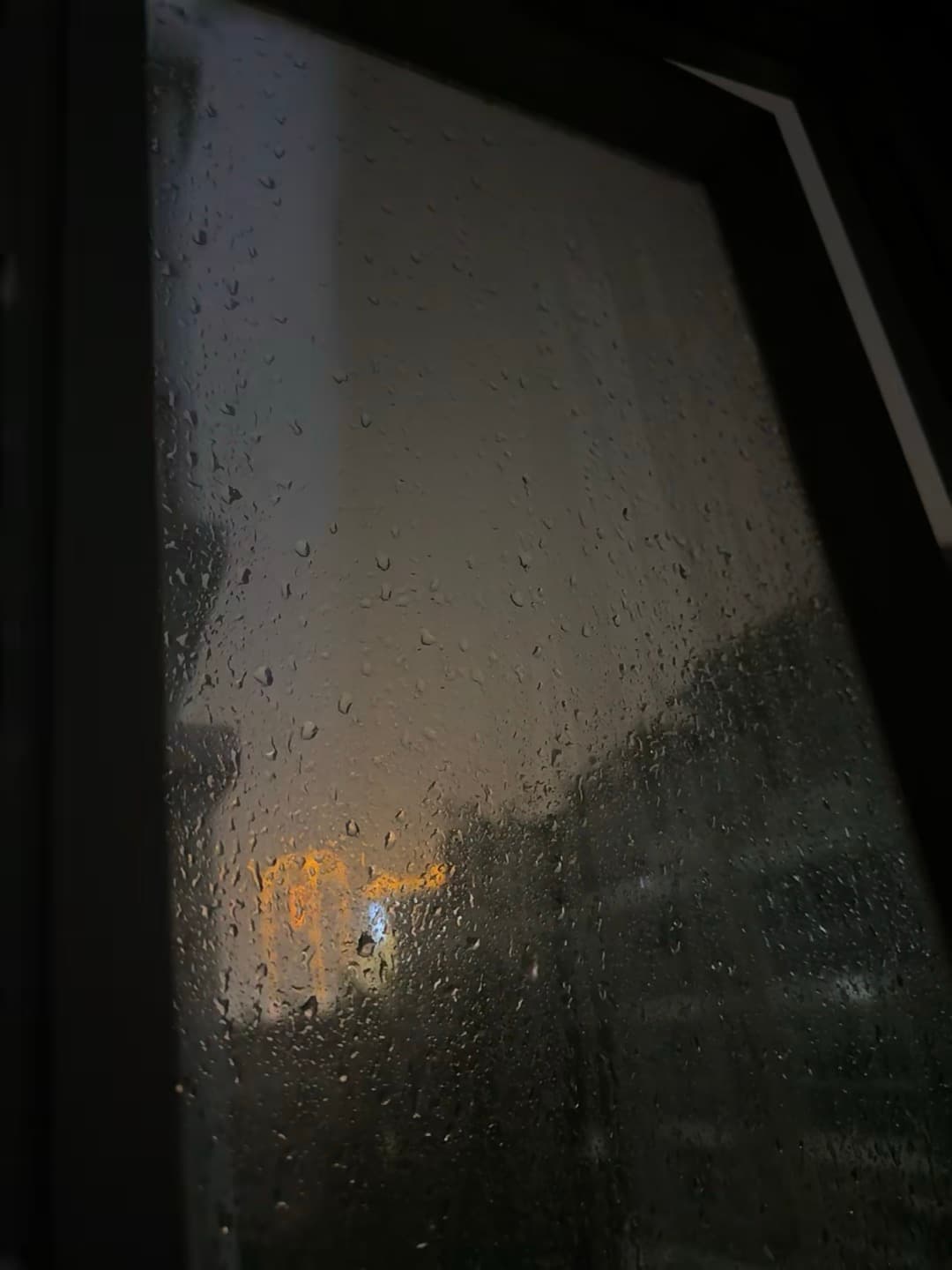 雨夜窗景，像把整个城市关在玻璃后面了封面图