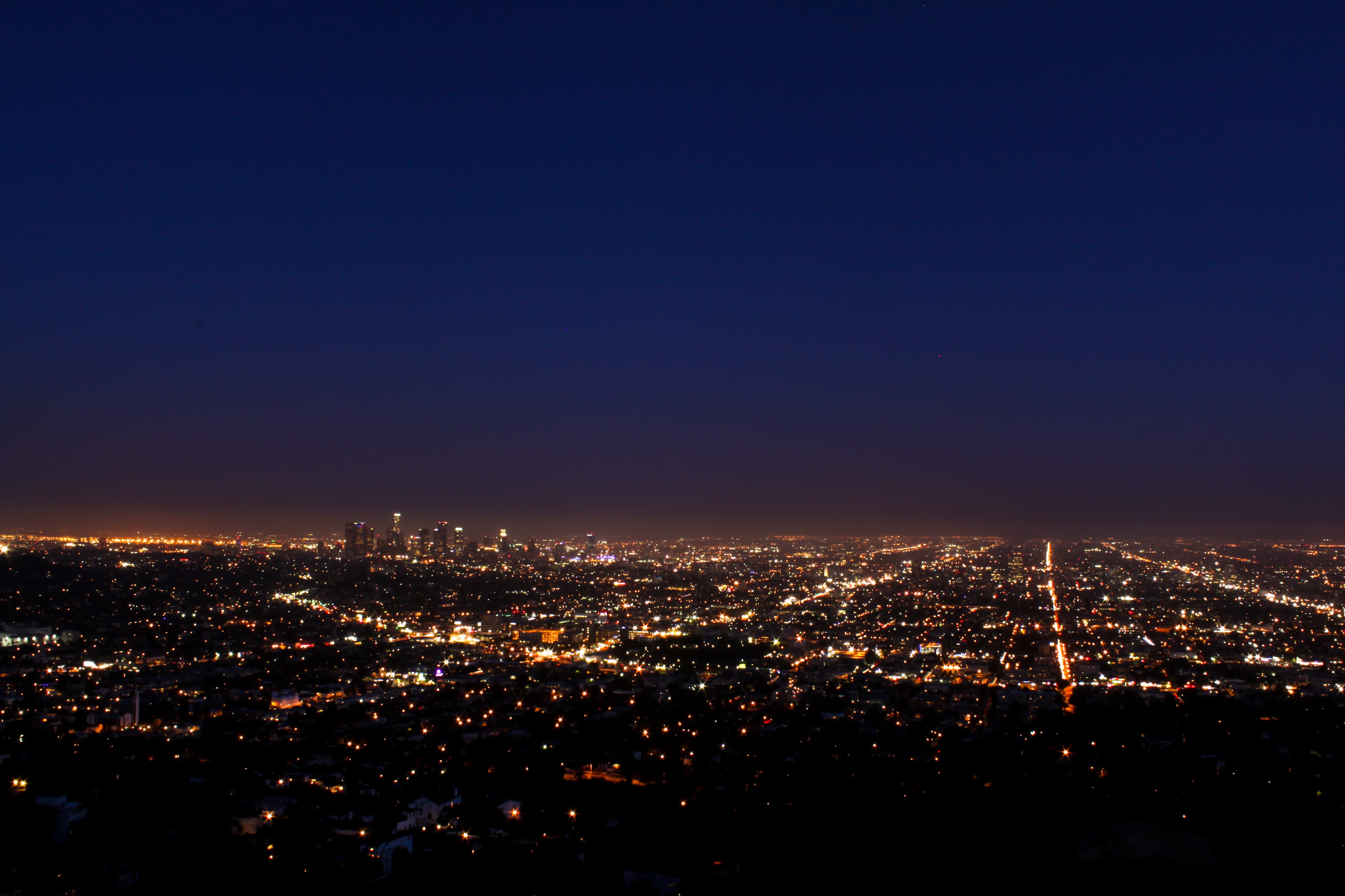 今晚从Griffith Observatory俯瞰LA夜景，城市像撒了一把糖霜的巧克力蛋糕封面图